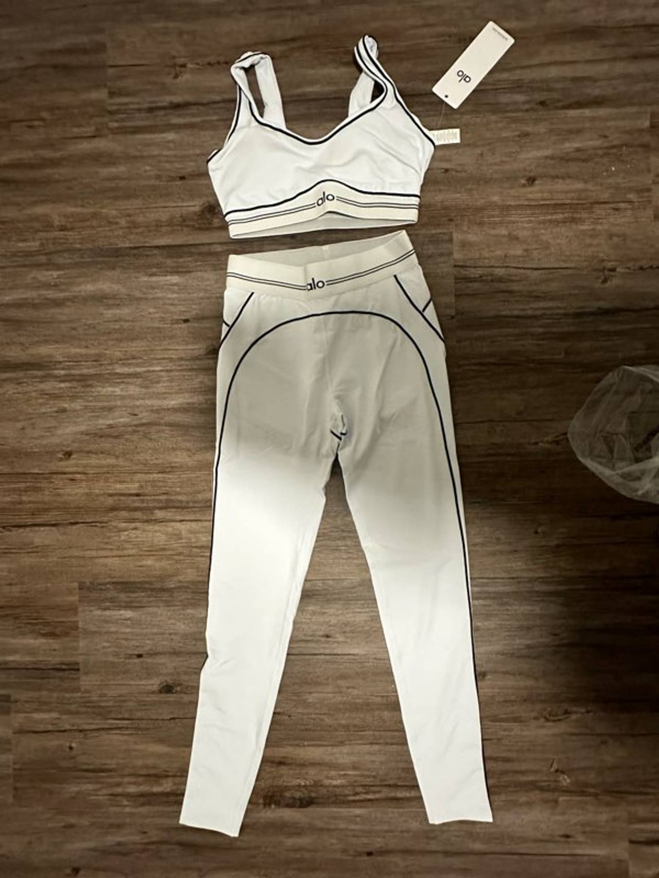 Alo Yoga Airbrush Real Bra & High-Waist Legging Set