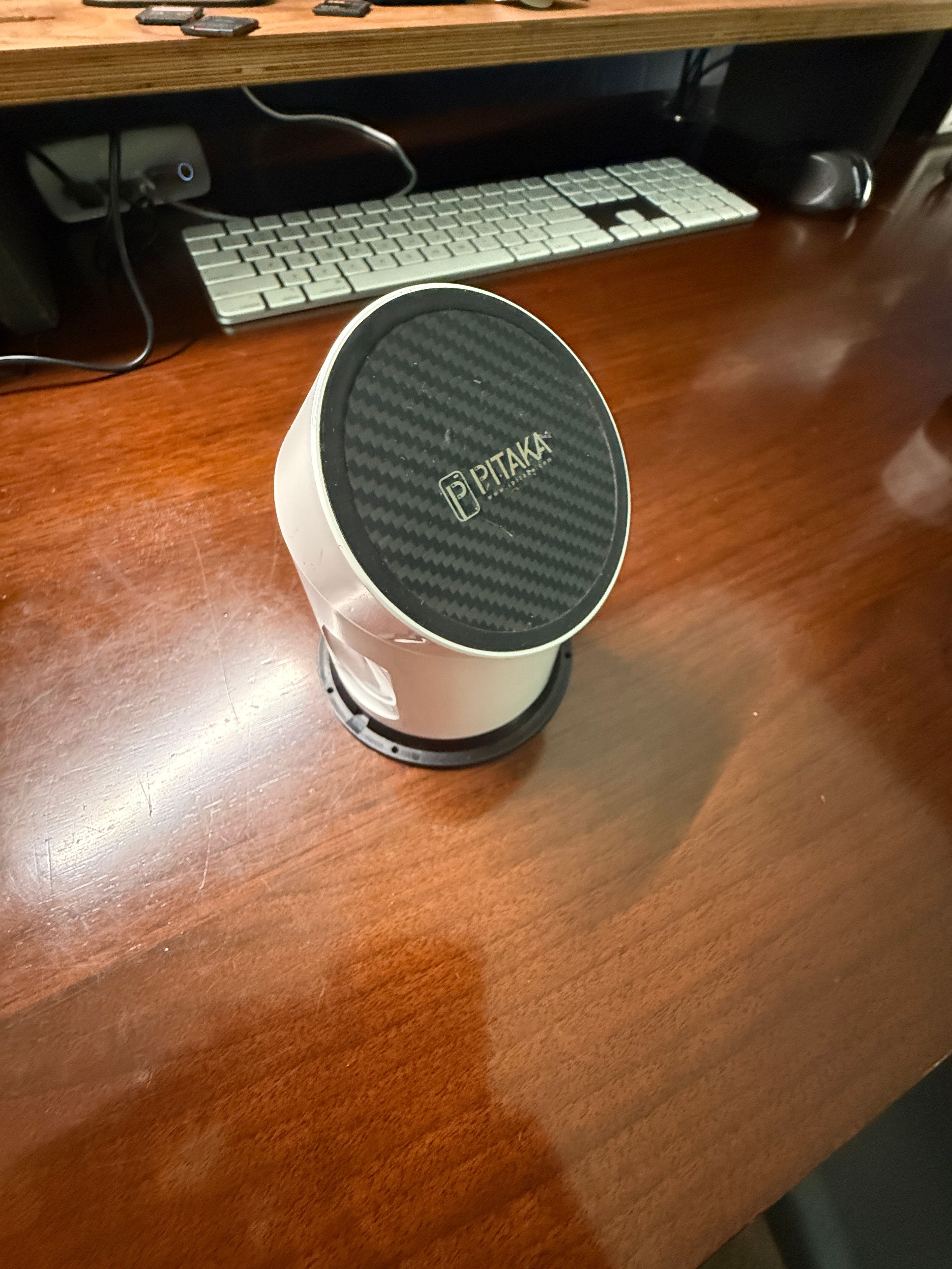 Pitaka MagEZ Mount Qi Wireless Charging Car Mount