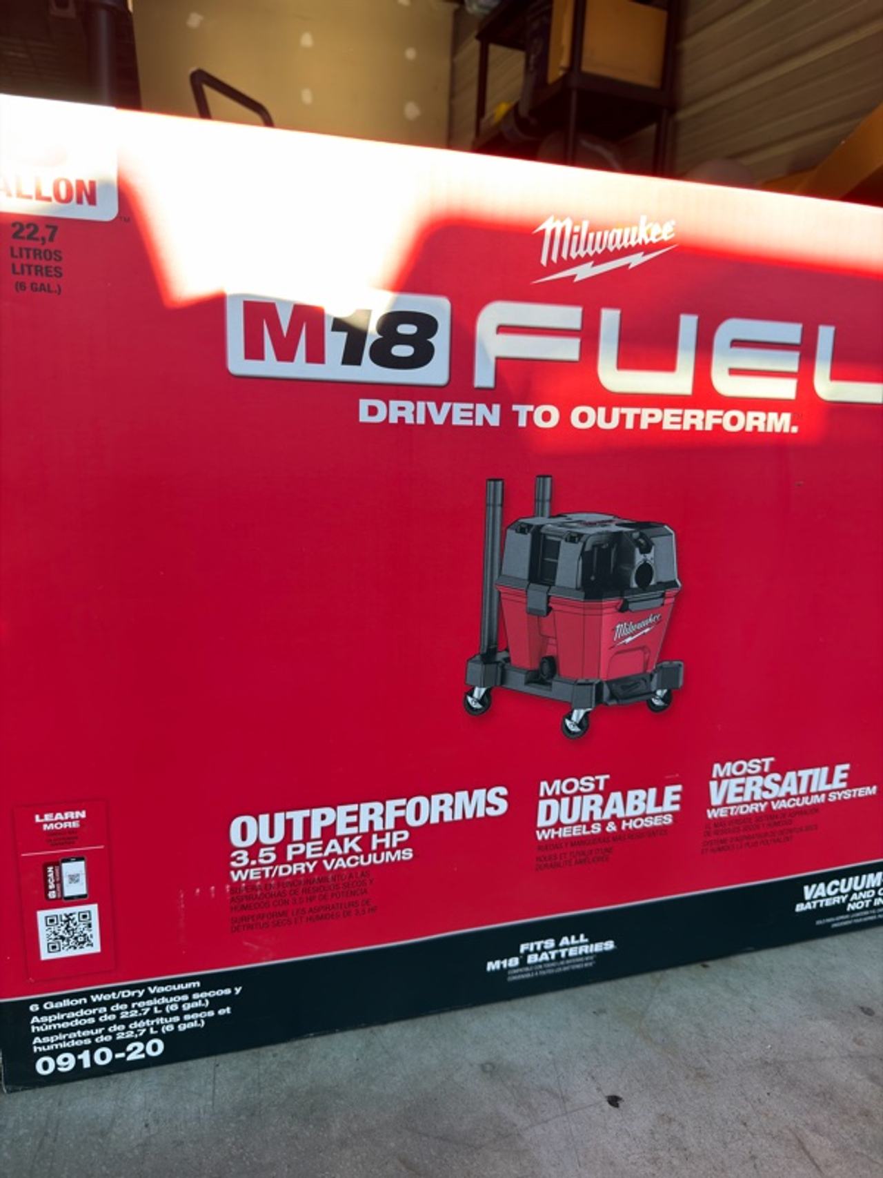 Milwaukee M18 FUEL 6 Gallon Cordless Wet/Dry Vacuum