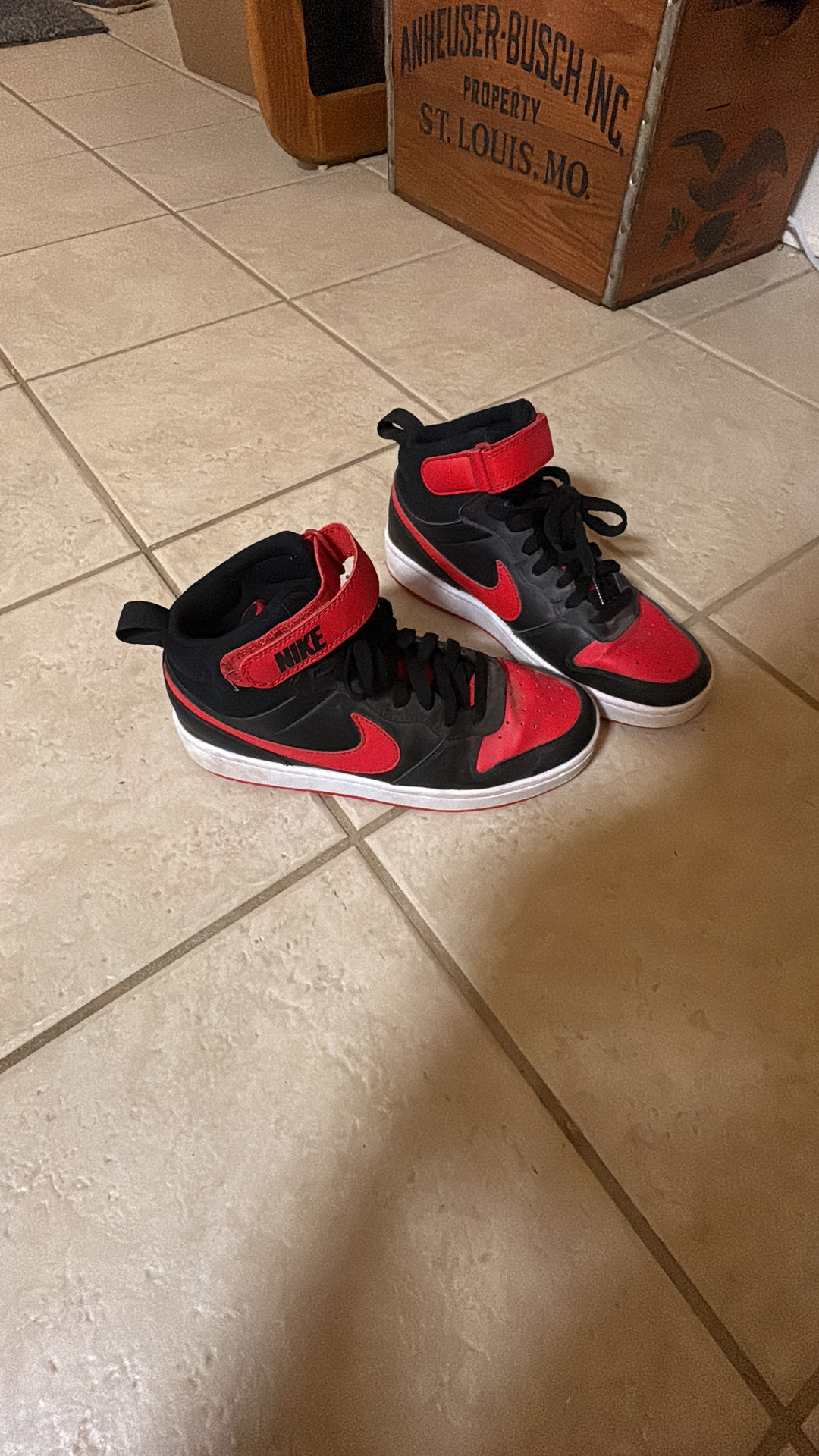 Nike Court Borough Mid