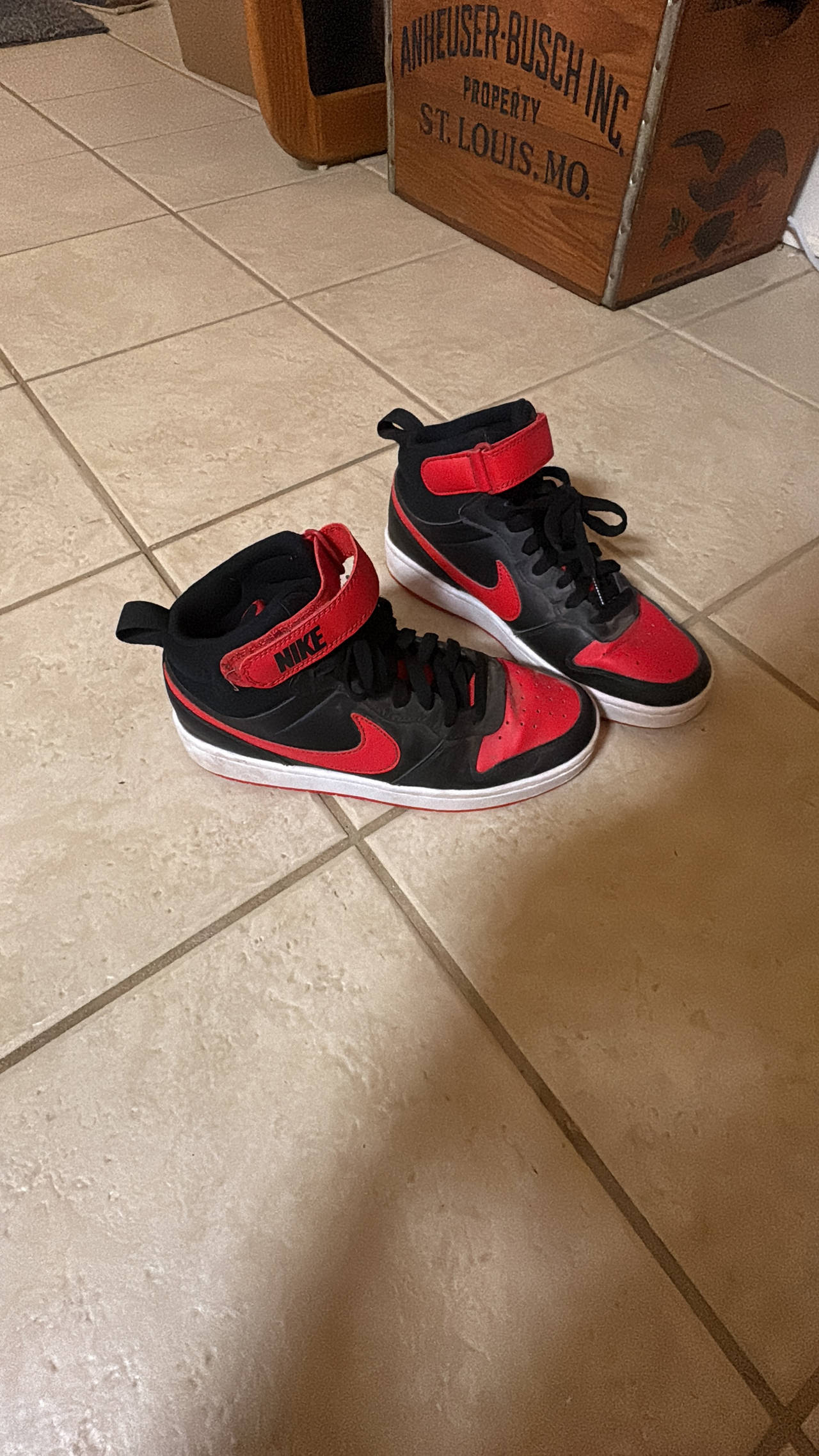 Nike Court Borough Mid