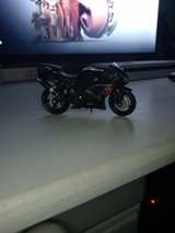 Maisto Yamaha YZF-R1 1:18 Die-cast Motorcycle - Image 2