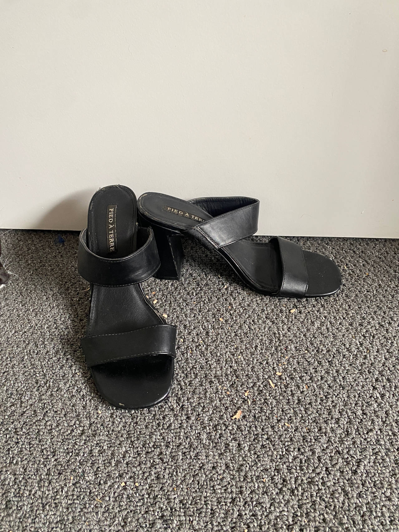 TRES A TRES Black Heeled Sandals