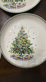 4 Salem Christmas Eve Plates Green & Gold Trim with cup indentation and 2 cups  - Image 4