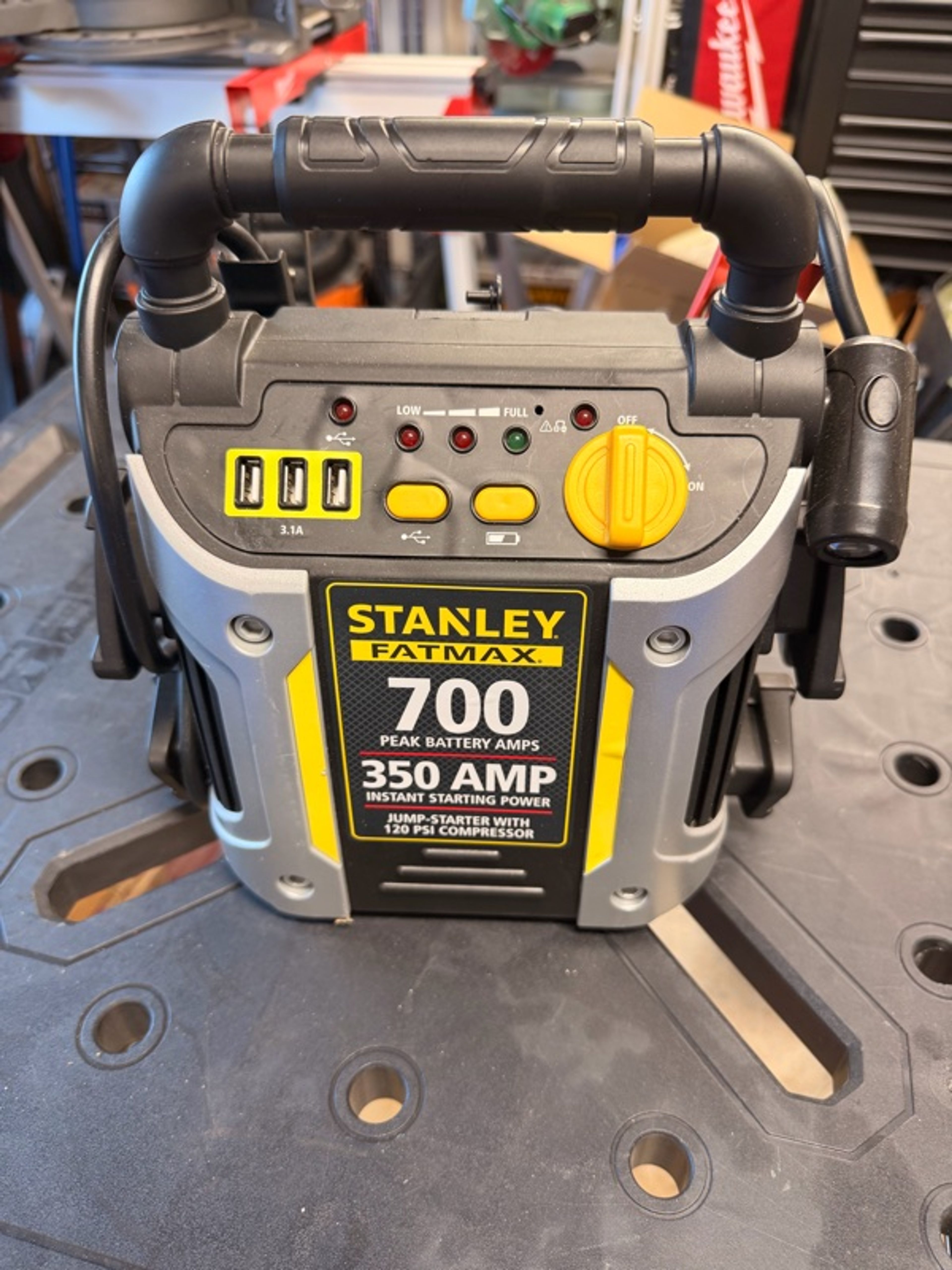 Stanley Fatmax 700 Peak Amp Jump Starter (J7CS) with Compressor