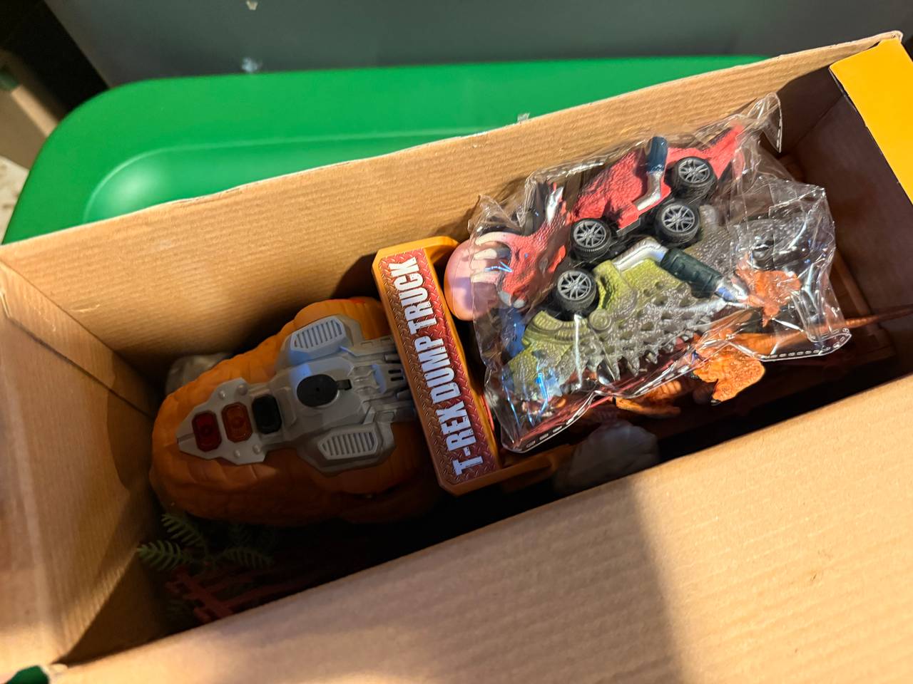 TEMI Dinosaur Transport Truck Toy Set
