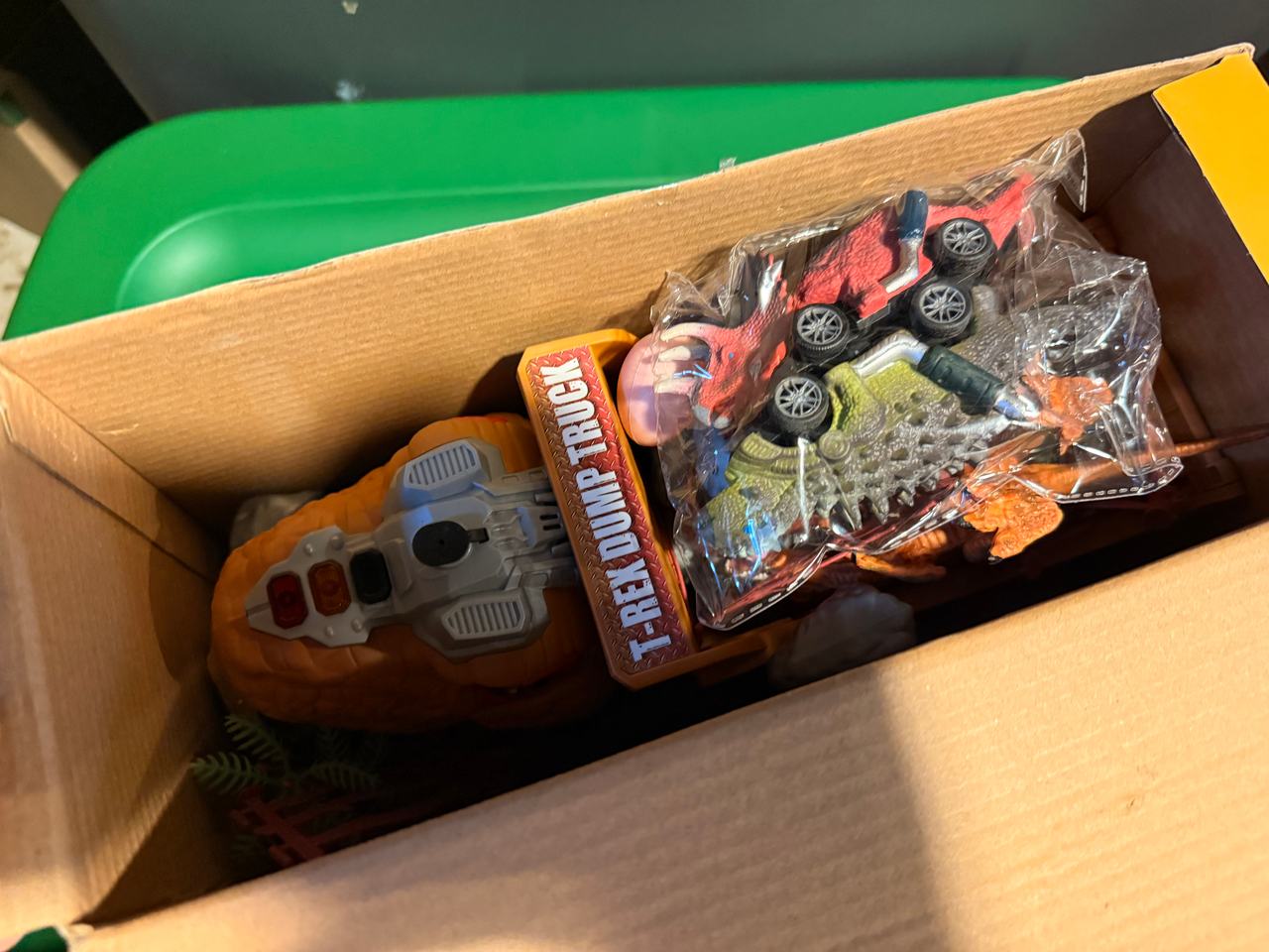 TEMI Dinosaur Transport Truck Toy Set