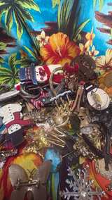 Vintage Christmas Jewelry & Brooch Lot - Image 3
