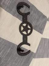 **MUST GO**
Rustic Cast Iron Star Horseshoe Wall Hook - Image 4