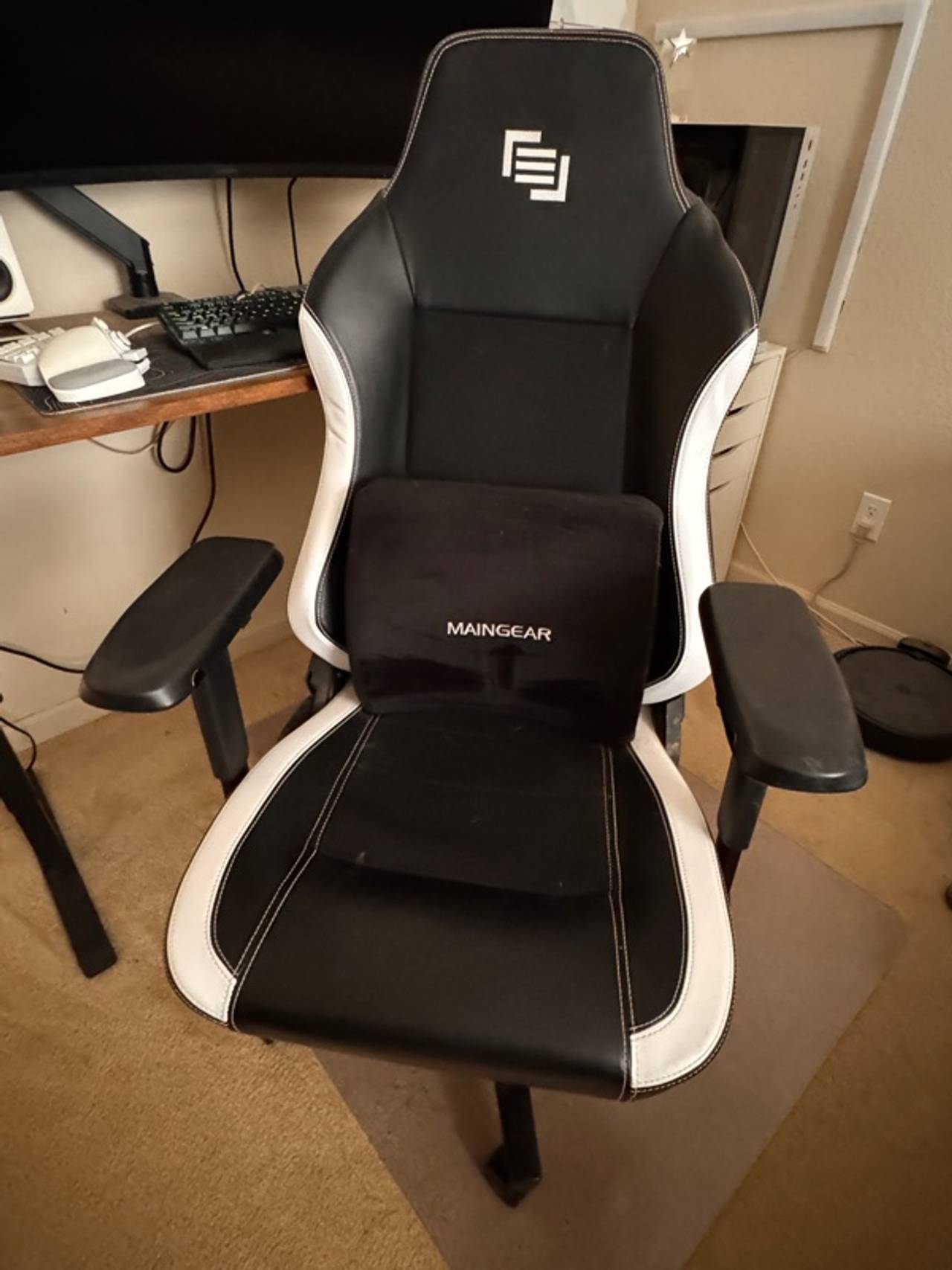 MAINGEAR Forma R Gaming Chair Black/White