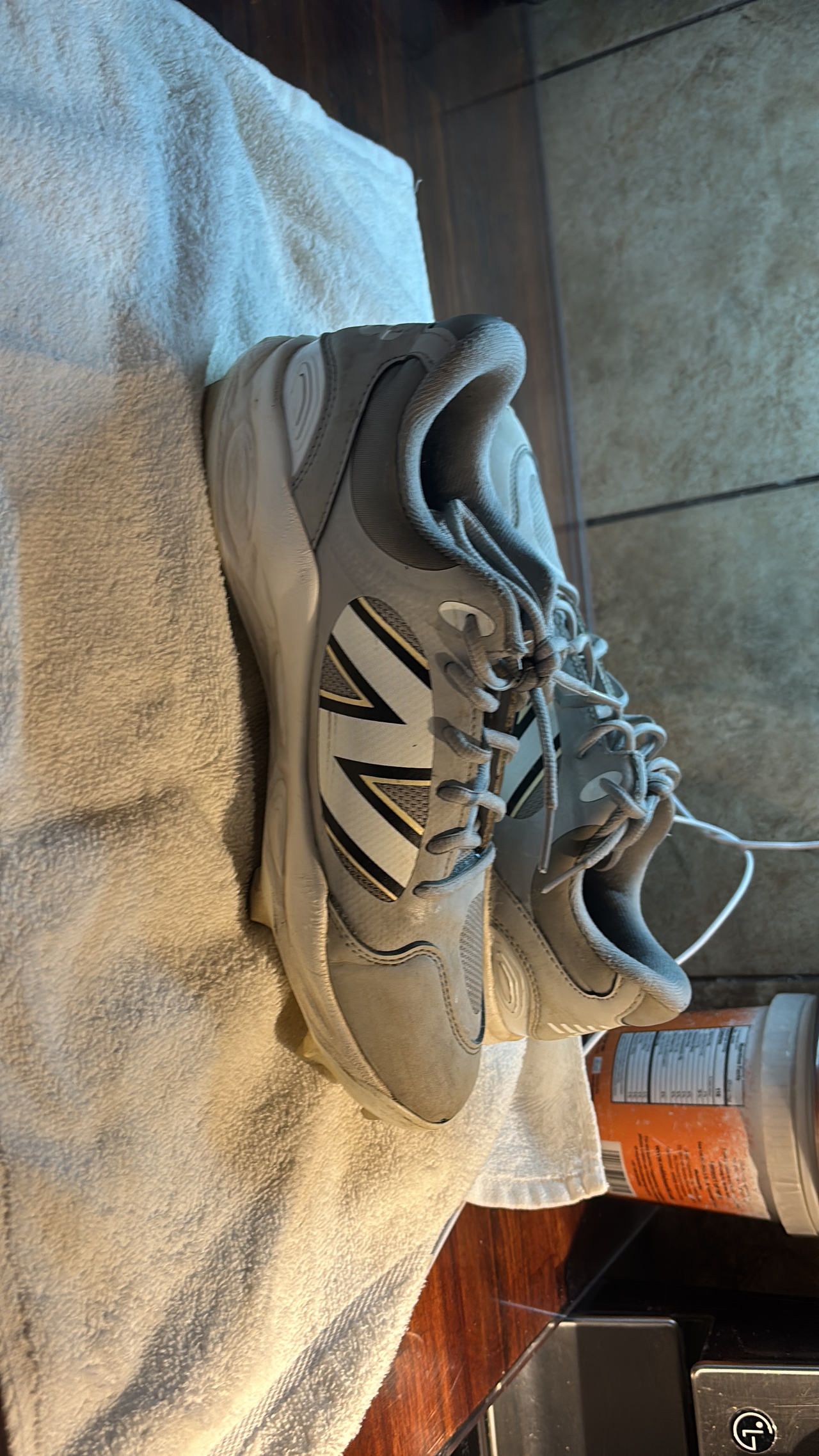 Size 9 US MENS(New Balance 4040v5 Baseball Cleats)