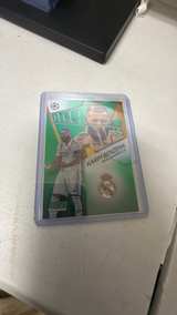 2022-23 Topps Stadium Club Chrome Karim Benzema Glimpse of Gold /99 #CF-KB - Image 2