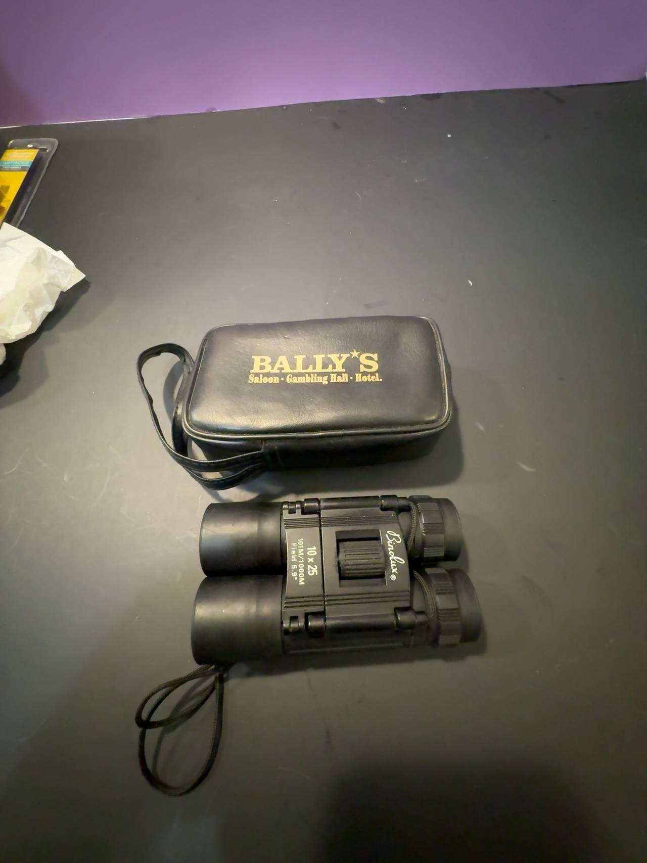 Binolux 10x25 Binoculars w/ Bally’s Saloon Gambling Hall Hotel Case – Works, Vin