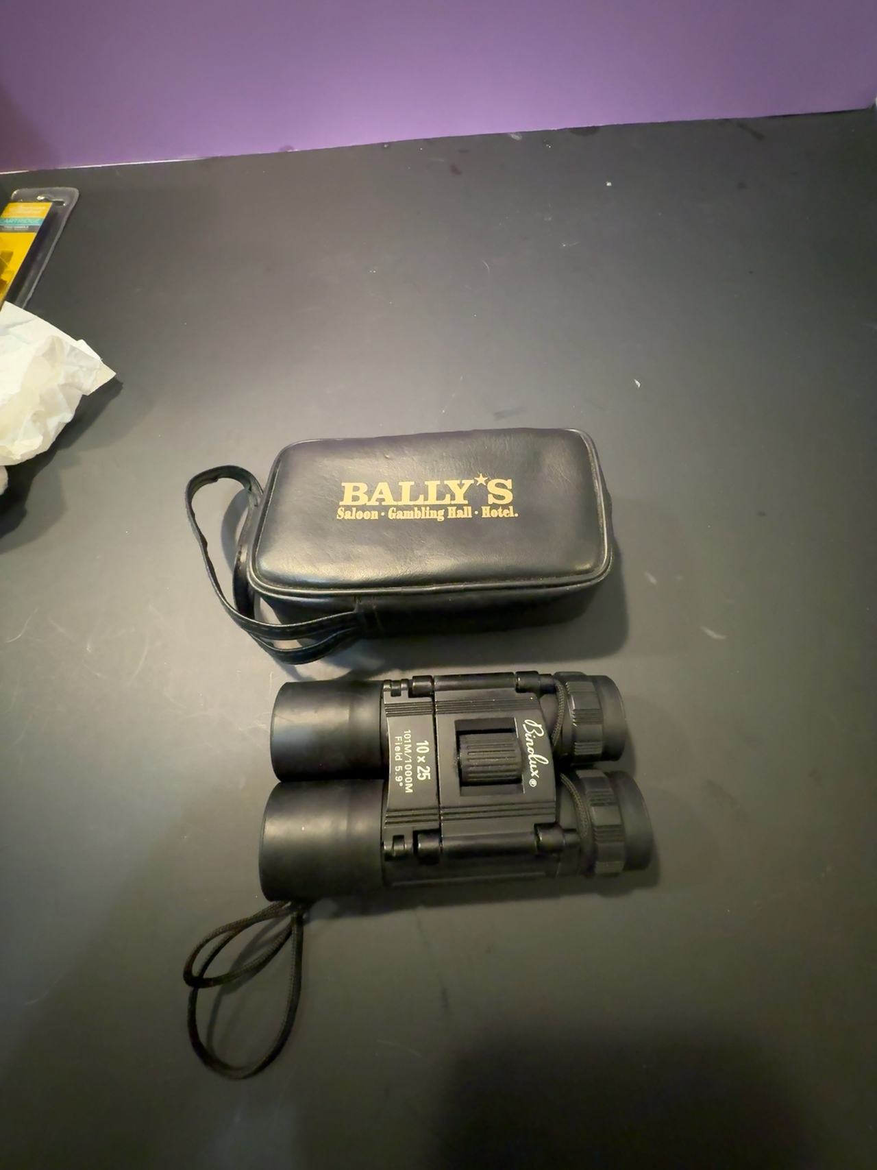 Binolux 10x25 Binoculars w/ Bally’s Saloon Gambling Hall Hotel Case – Works, Vin