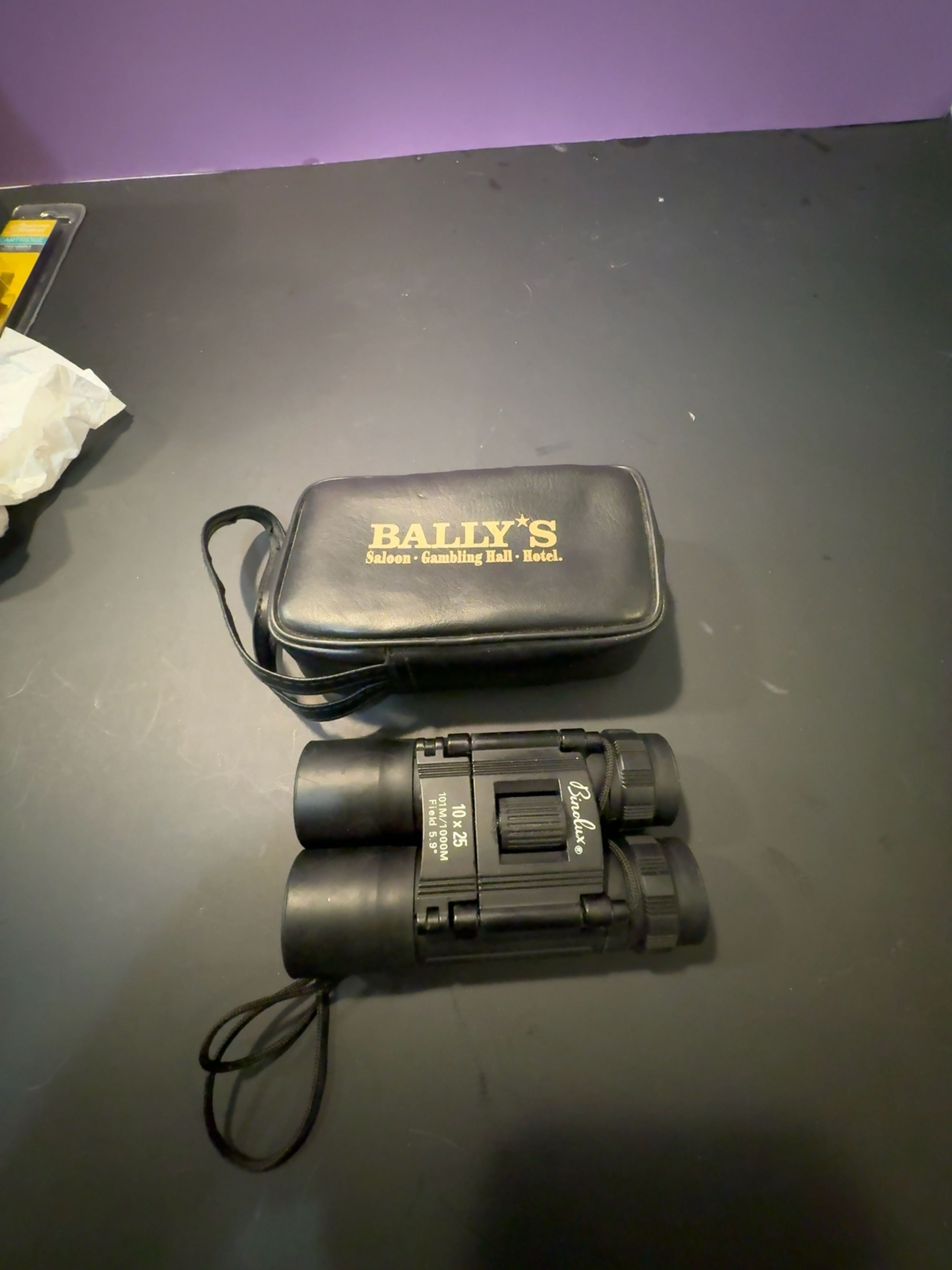 Binolux 10x25 Binoculars w/ Bally’s Saloon Gambling Hall Hotel Case – Works, Vin