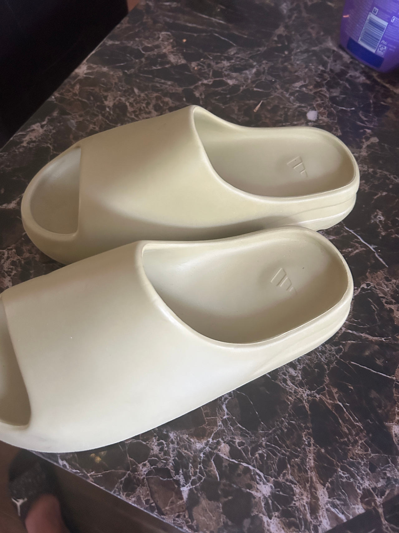 Adidas Yeezy Slide size 9 Men’s 