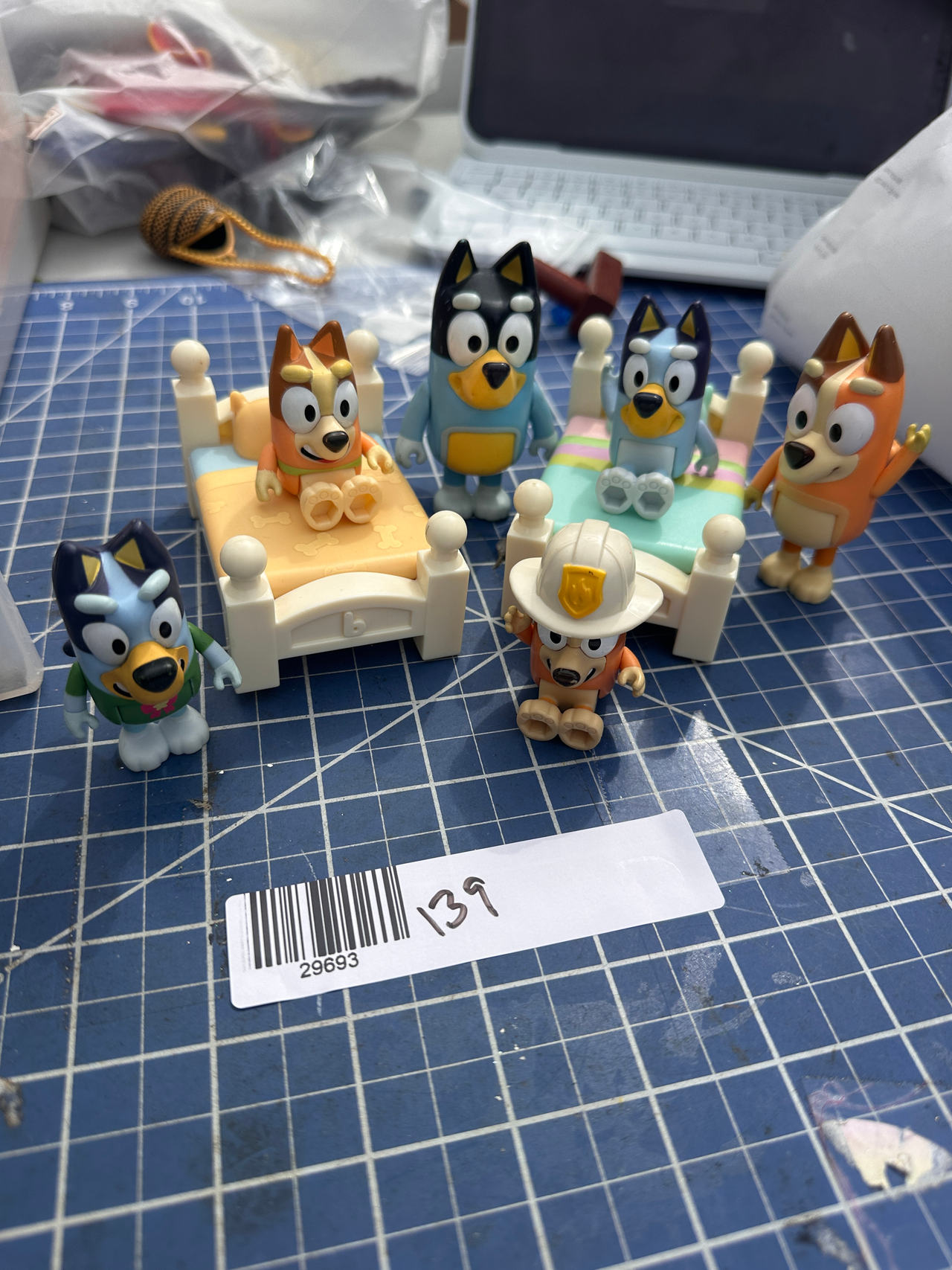 Bluey Family and Friends Figure Set with Beds 139-93