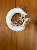 White Cozy Christmas Wreath with Gingerbread Man Accents - Image 1