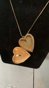 Vintage Gold Tone Heart Locket Necklace with Filigree and Stone is missing - Image 3