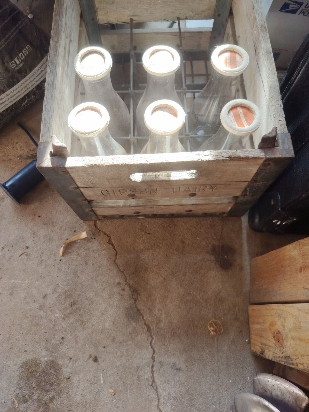 Gipson Dairy Vintage Wooden Milk Crate with 6 Glass Bottles