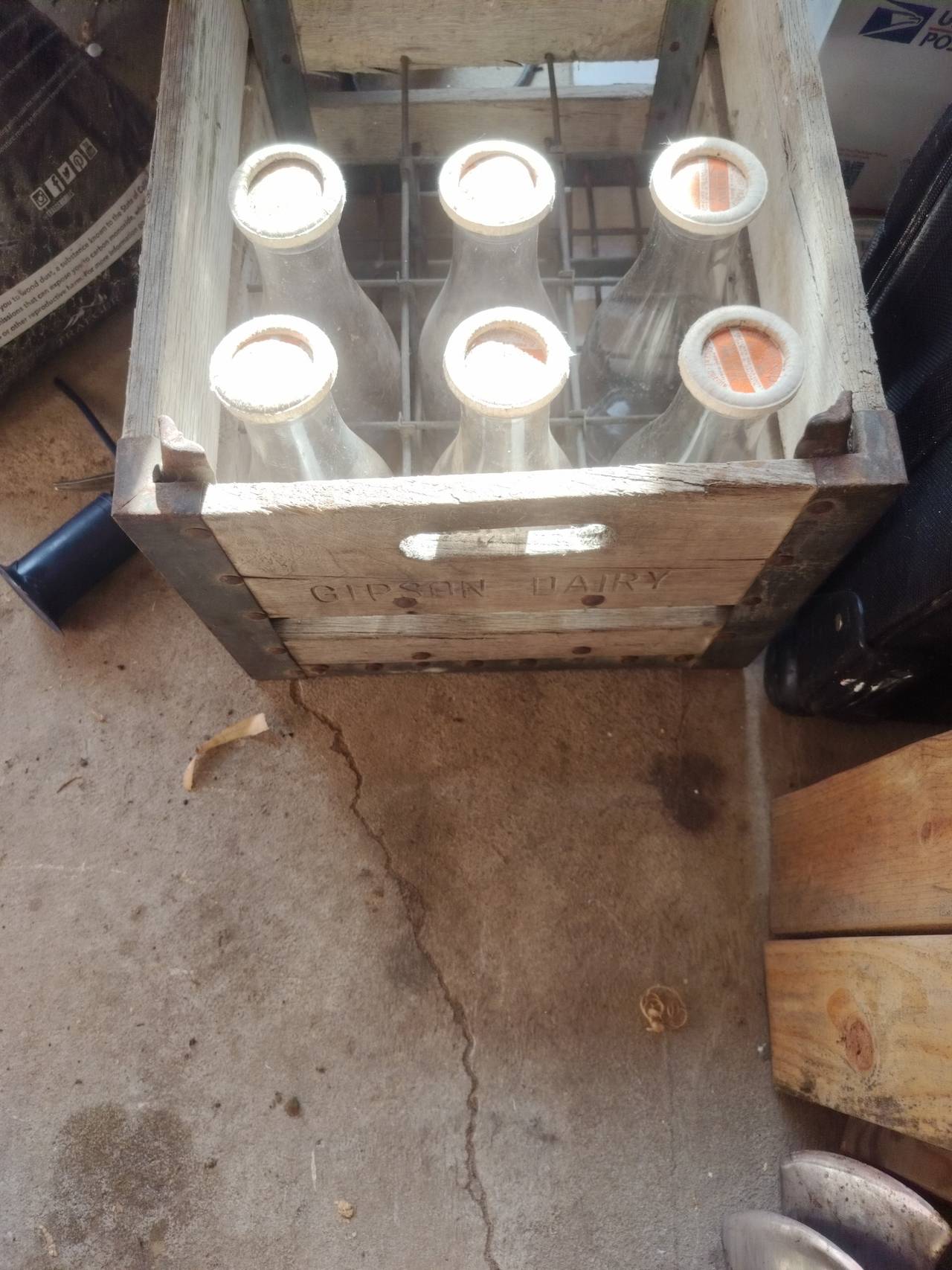 Gipson Dairy Vintage Wooden Milk Crate with 6 Glass Bottles