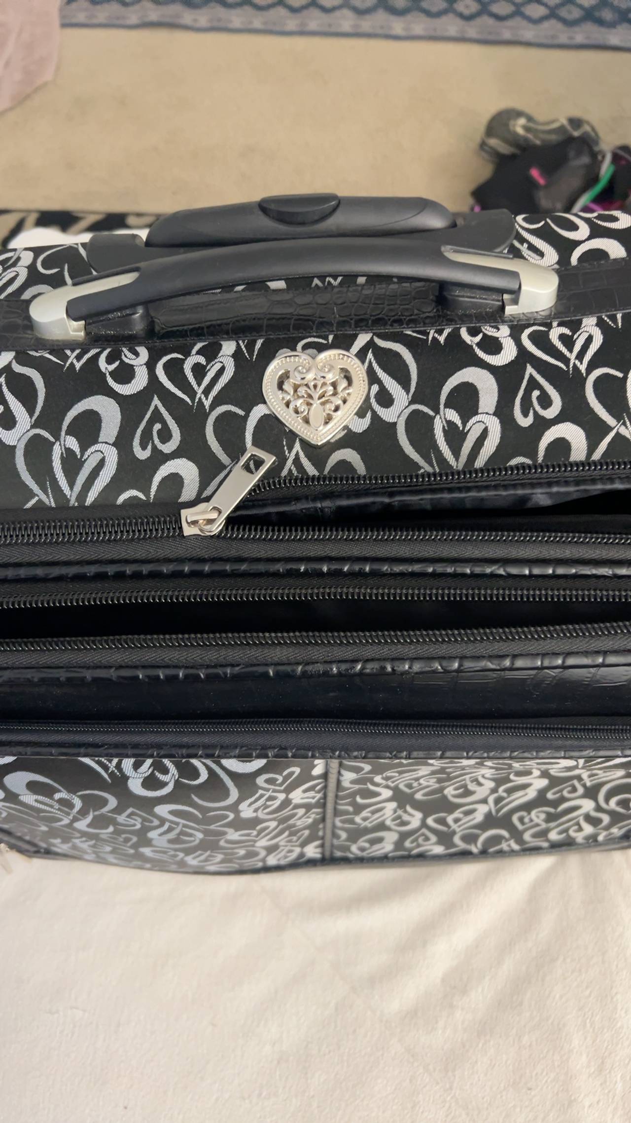 Bebe Carissa 21" Expandable Spinner Carry-On Luggage Black