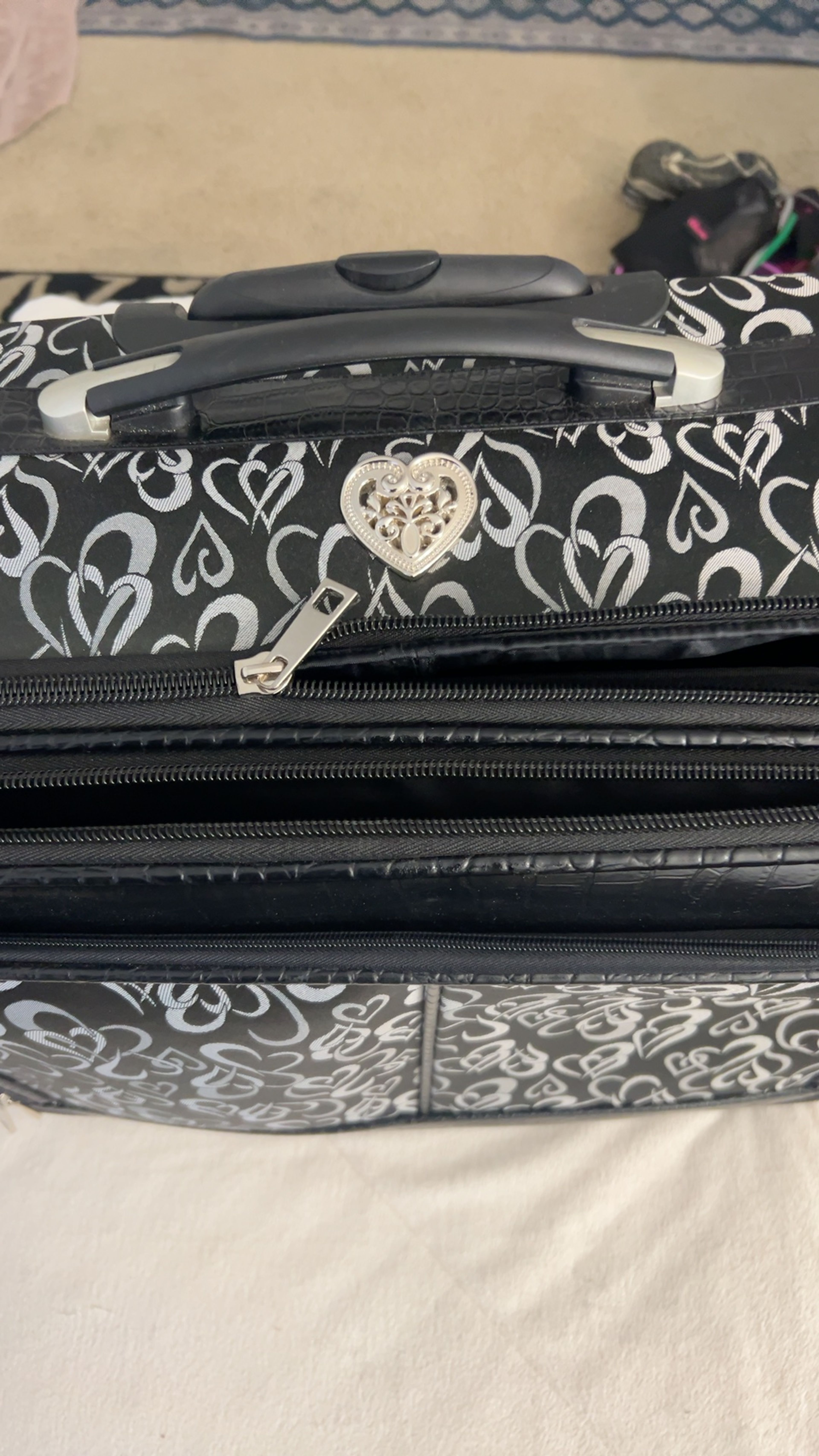 Bebe Carissa 21" Expandable Spinner Carry-On Luggage Black