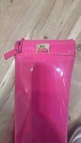 Béis x Barbie The Cosmetic Case in Pink Patent limited edition - Image 4