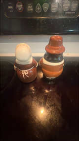 Publix Pilgrim Pair Ceramic Salt & Pepper Shakers - Image 3