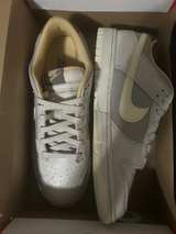 NIKE DUNK LOW RETRO LIGHT BONE/COCONUT MILK OS CLAIR/LAIT DE COCO - Image 2