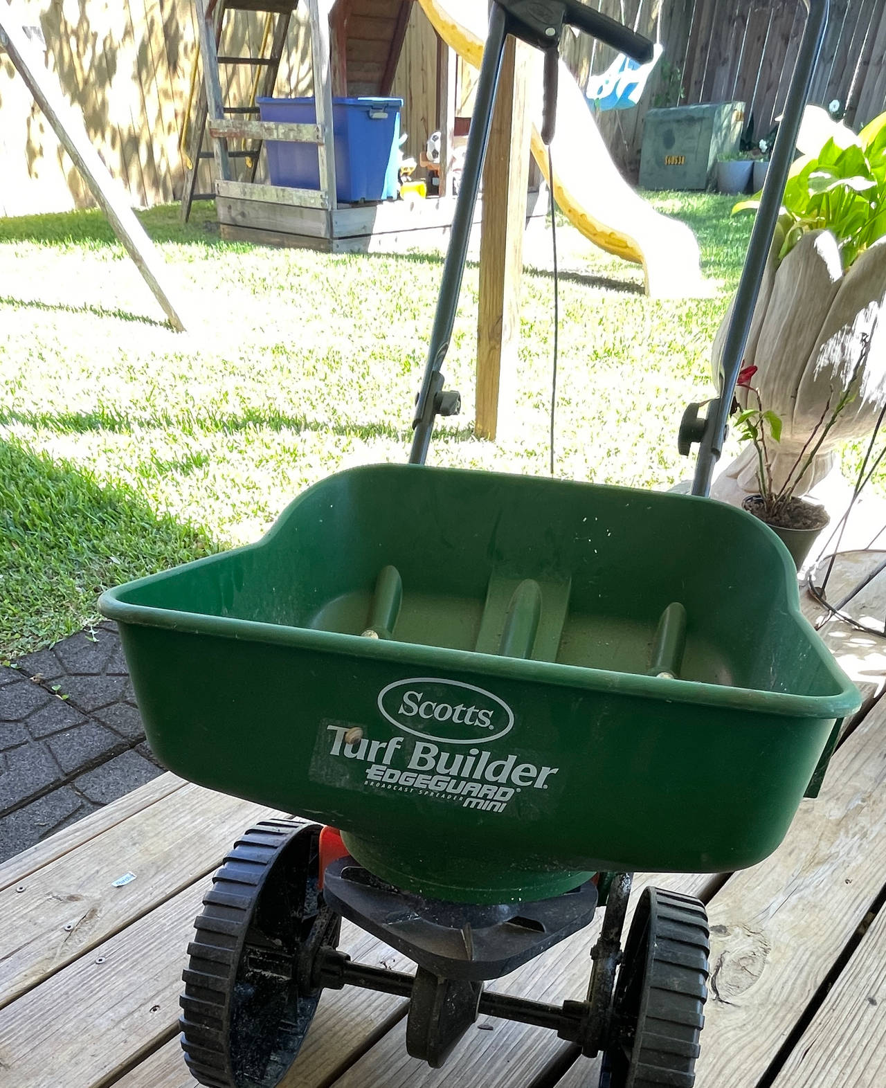Scotts Turf Builder EdgeGuard Mini Broadcast Spreader