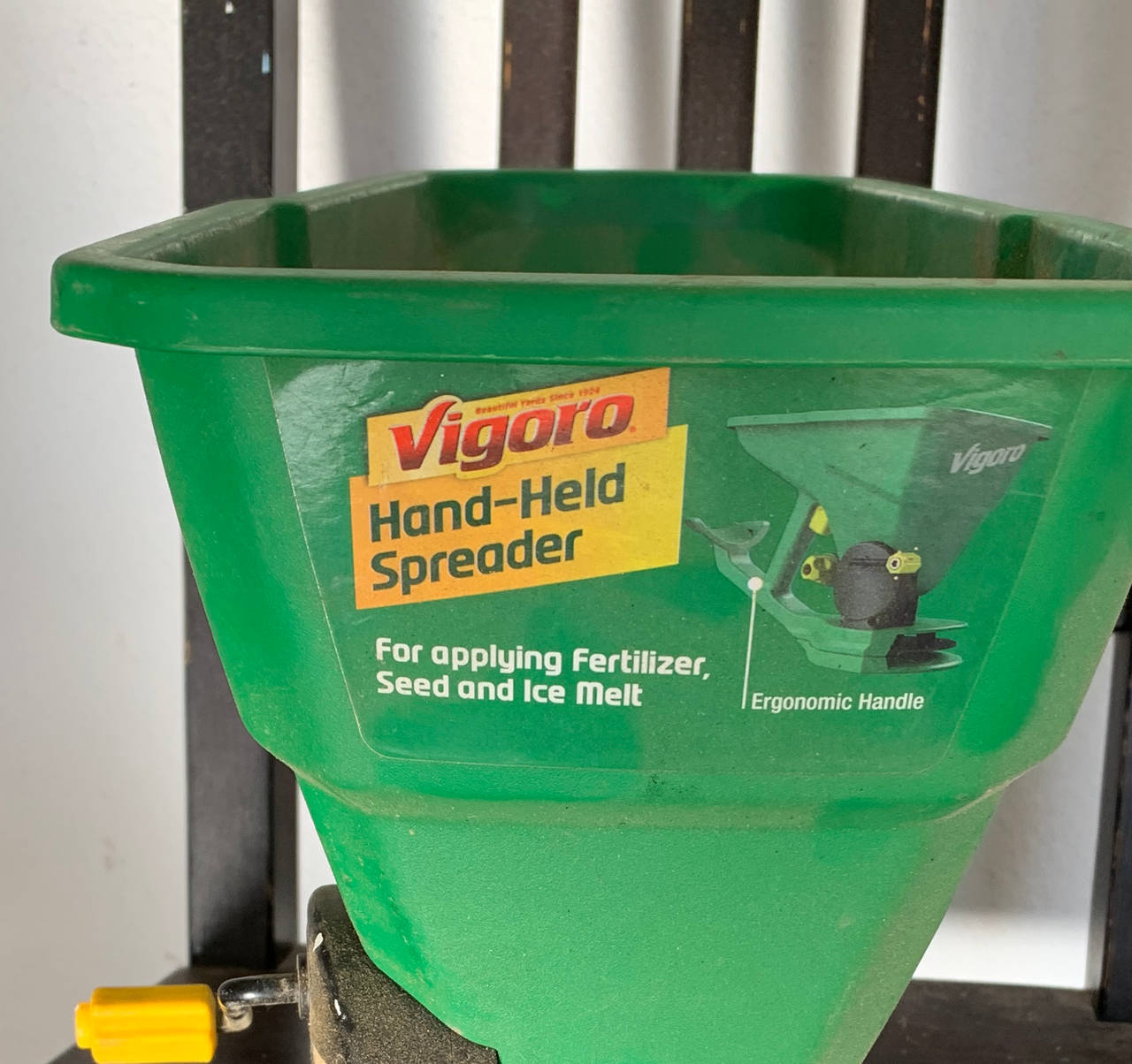 Vigoro Hand-Held Spreader
