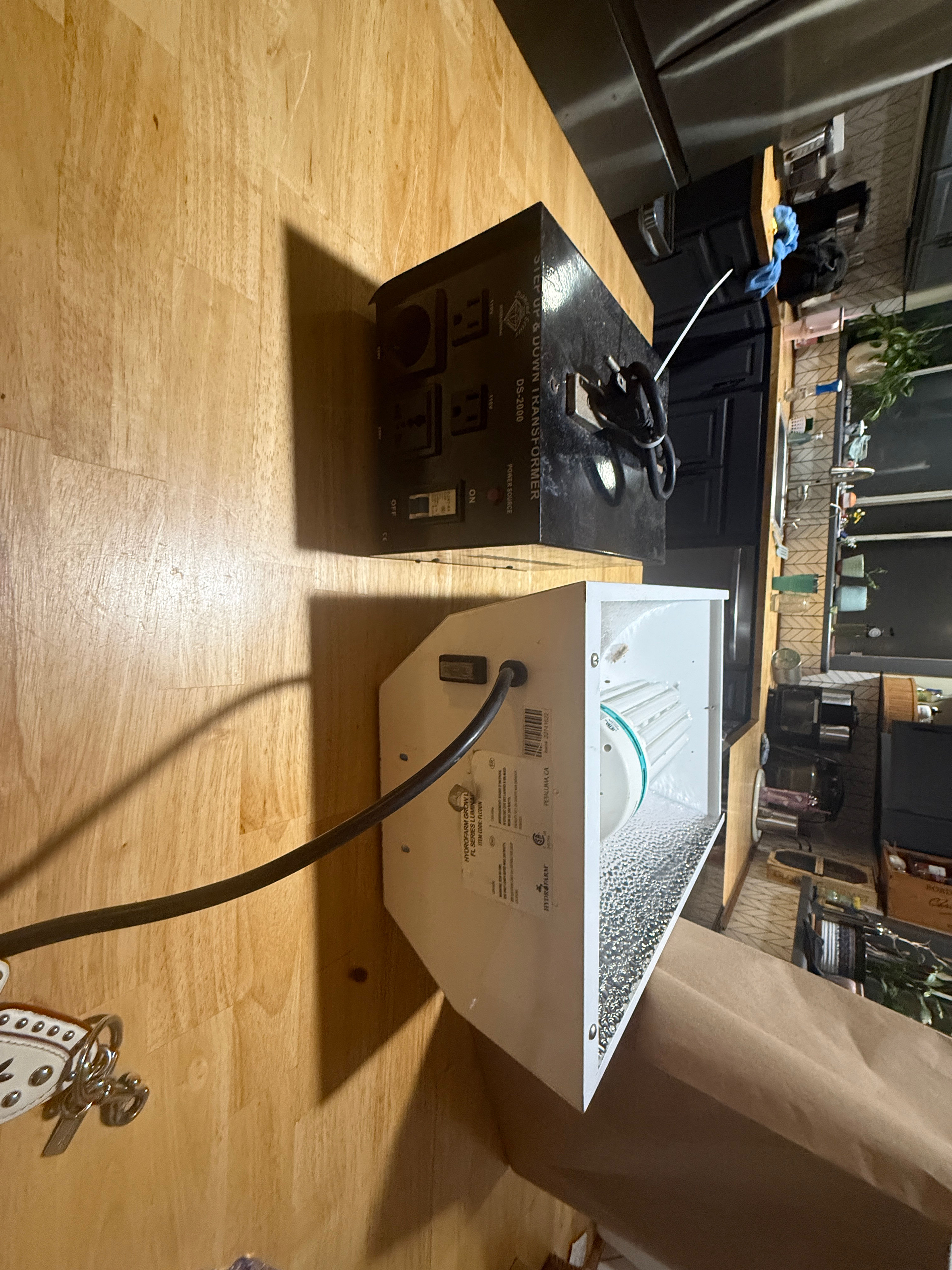 Grow Light + 2000W Step‑Up/Down Transformer – Clean, Working Set