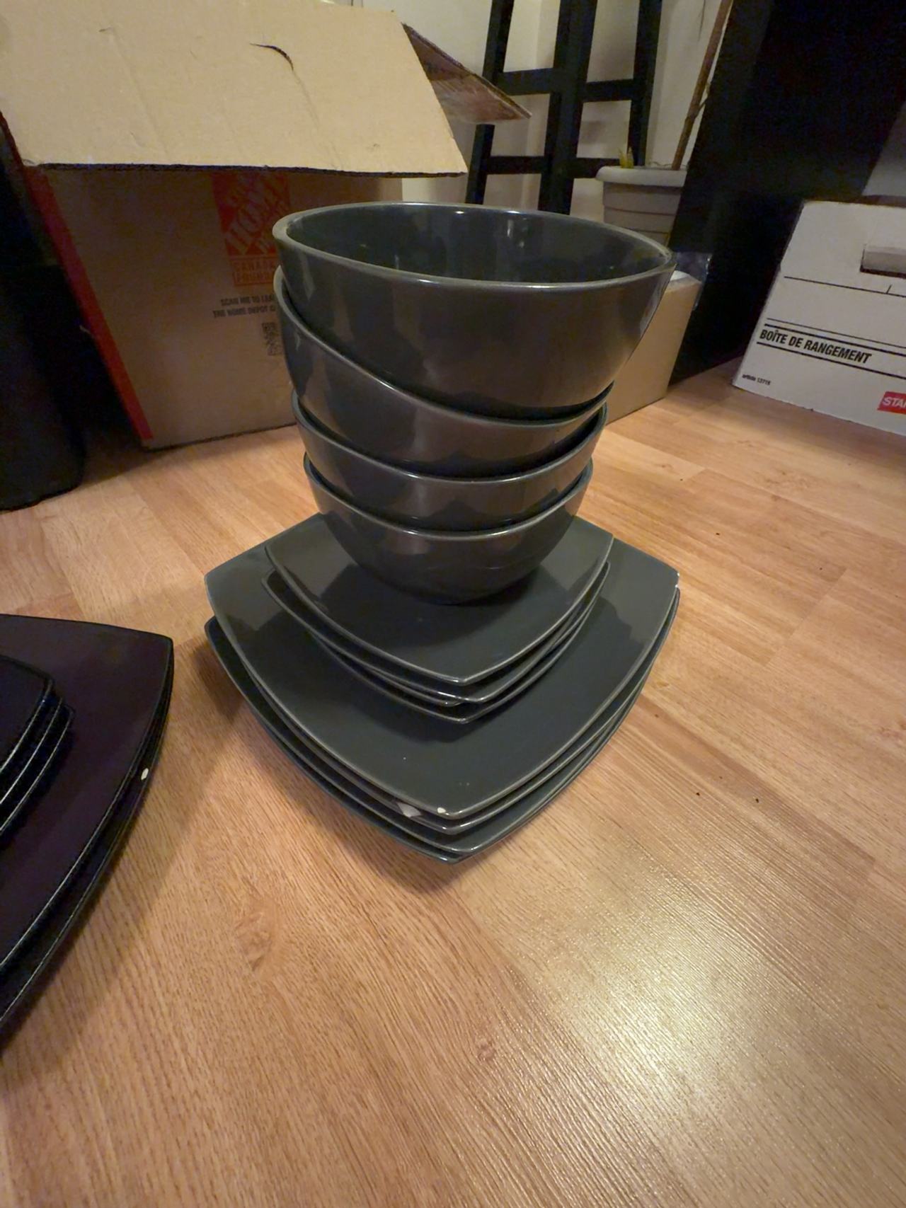 Gibson Home Soho Lounge 16-Piece Square Melamine Dinnerware Set - Grey