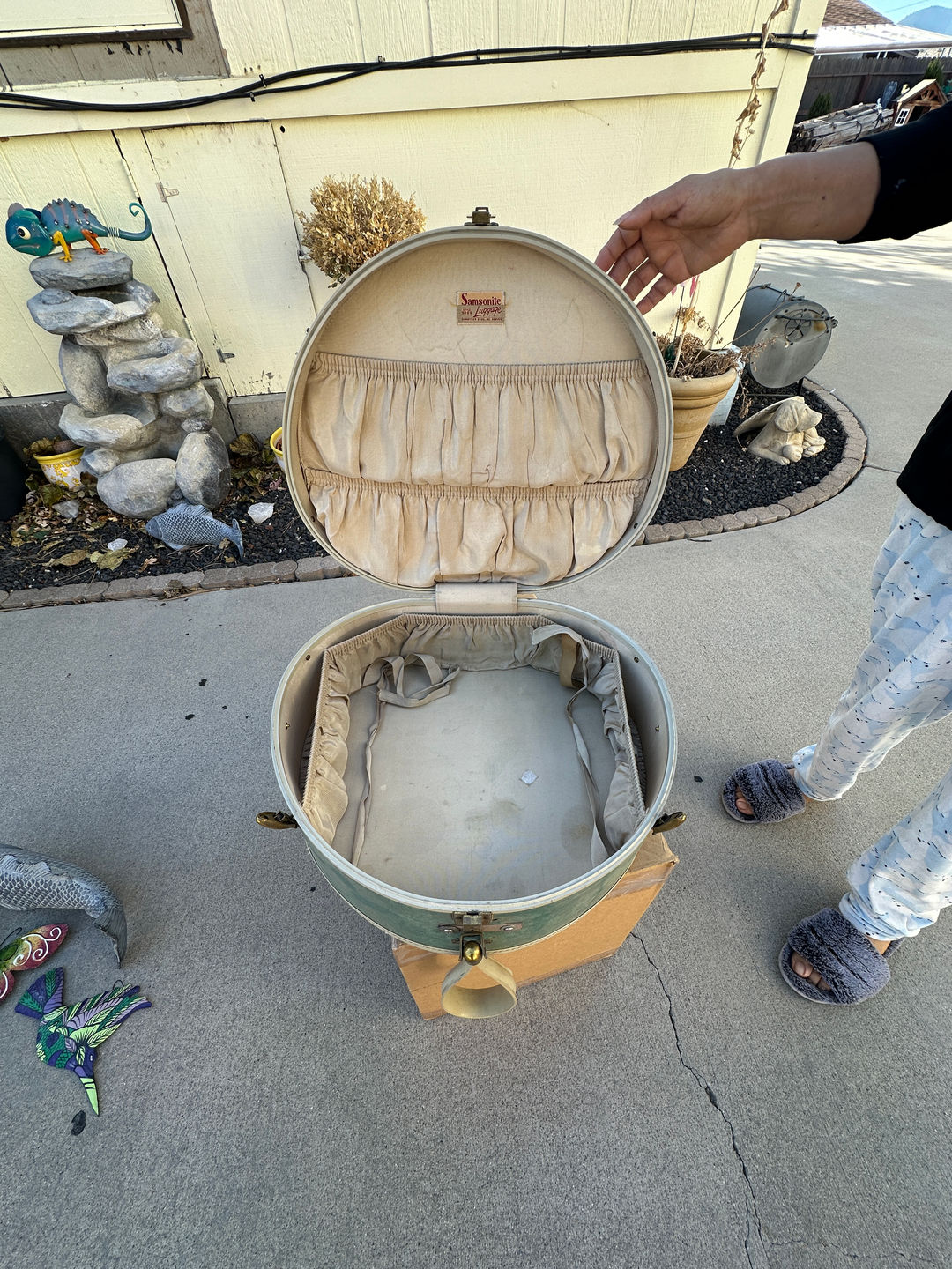 Vintage Samsonite Streamlite Round Hat Box