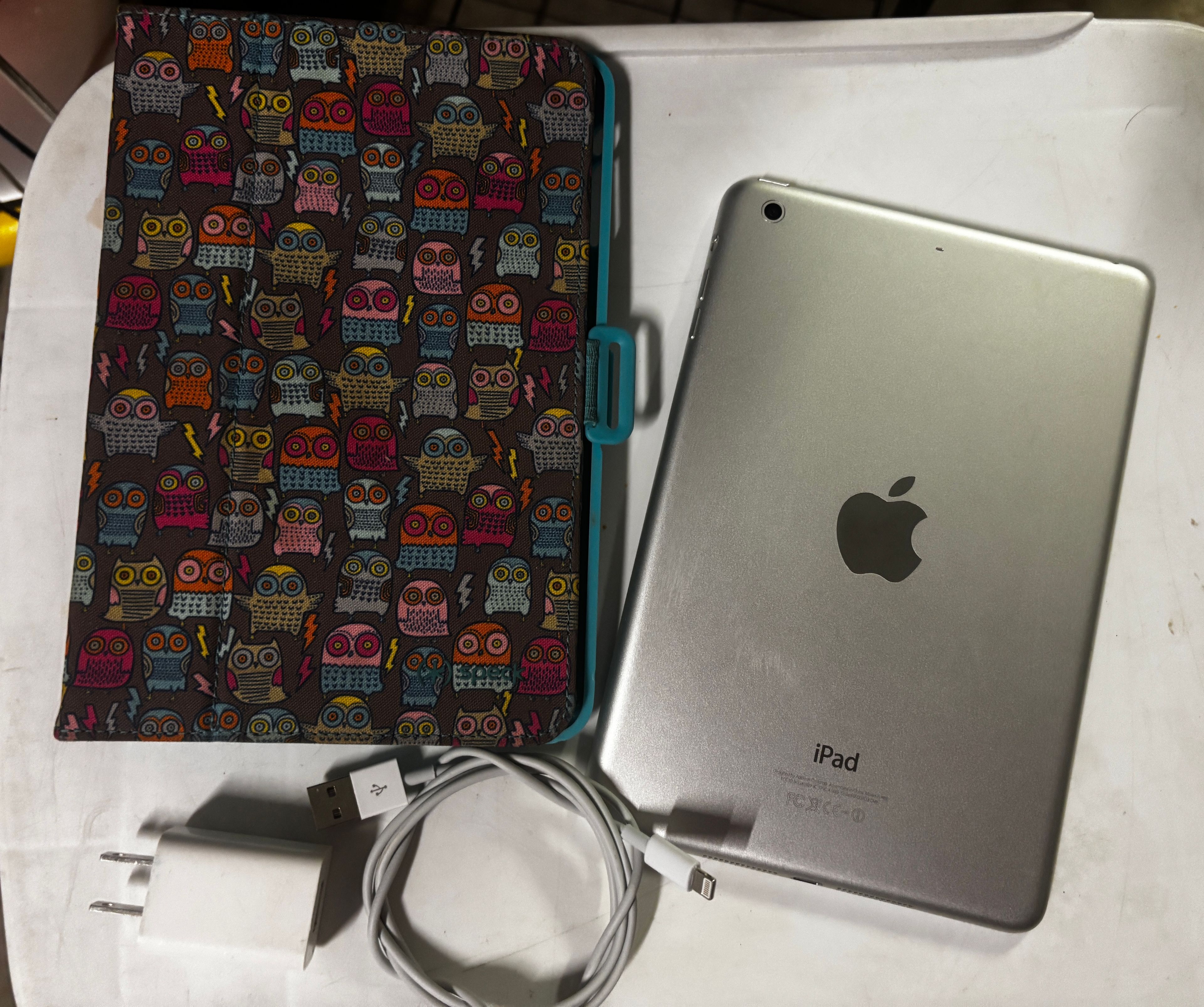 Apple iPad Mini 2 + AC Adapter + Charging Cable + Cute Protective Case