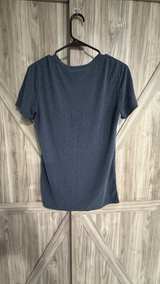 GapFit Women's V-Neck Short Sleeve T-Shirt size small blue - Image 3