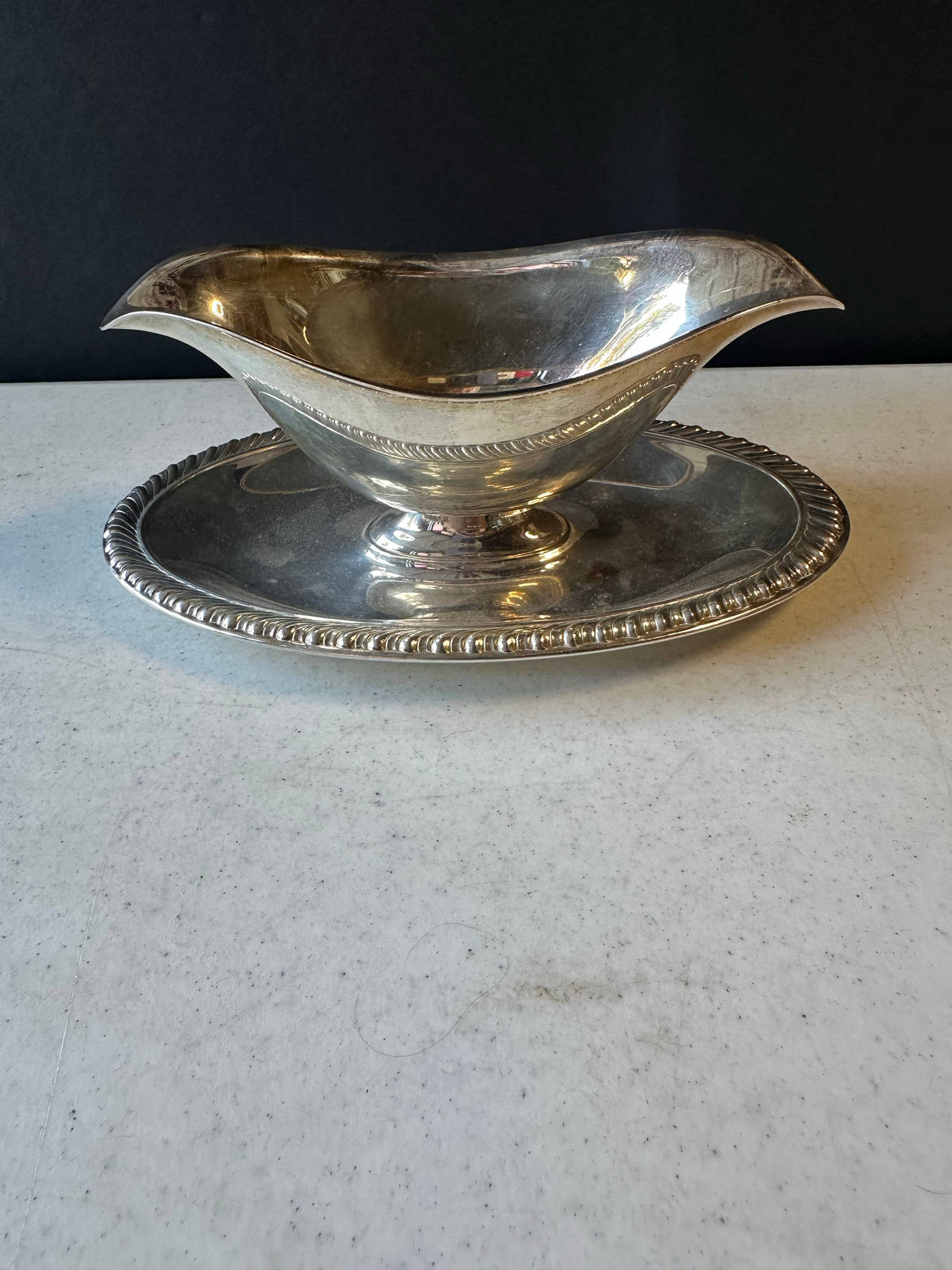 WM Rogers 813 Silverplate Double Pour Gravy Boat Sauce Boat Attached Underplate