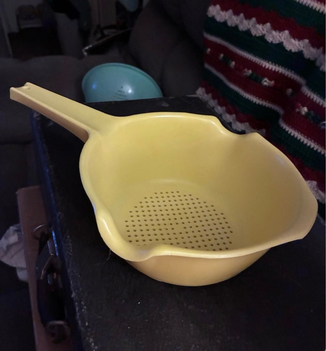Tupperware Yellow 1 Quart Colander
