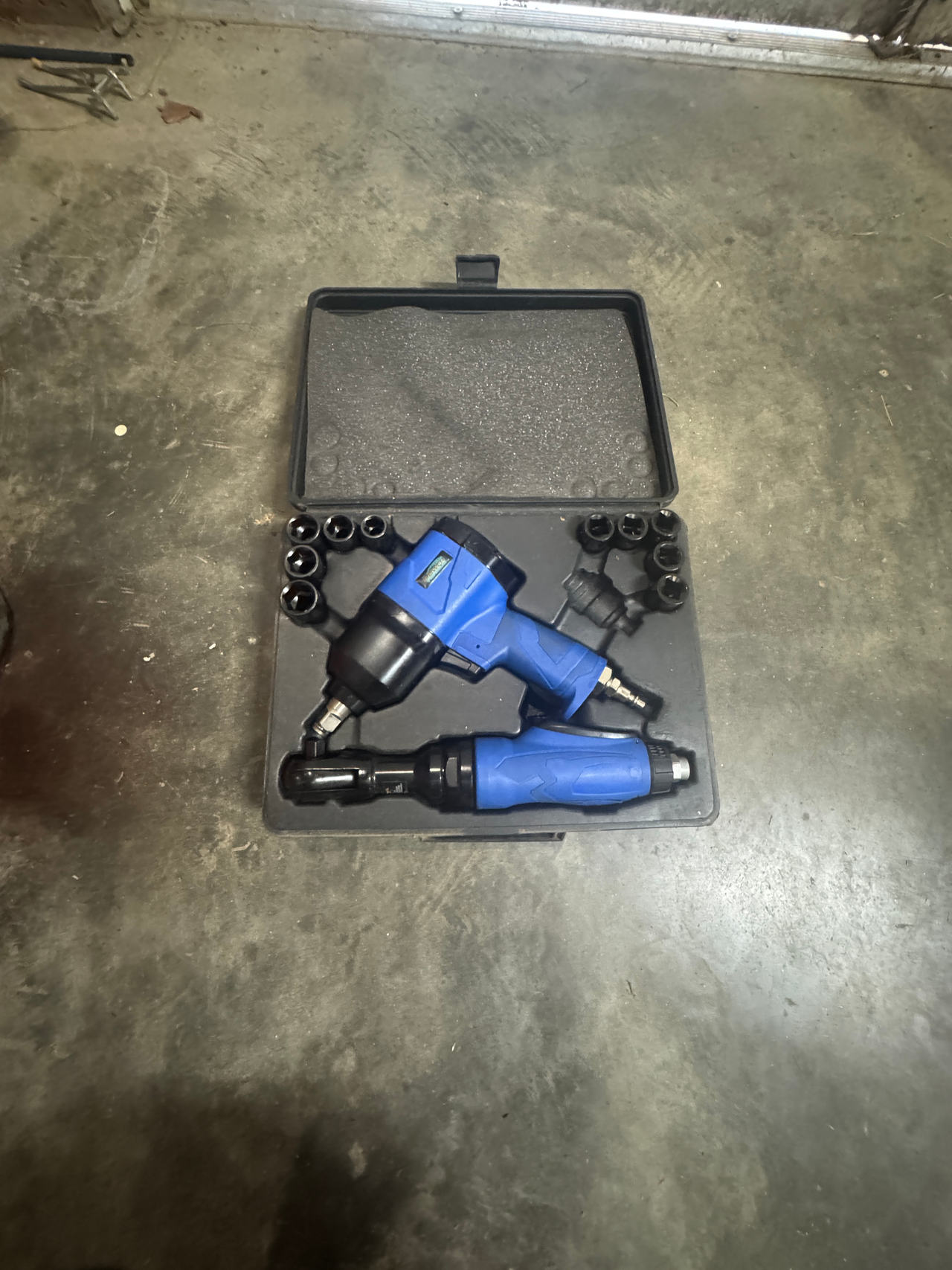 Pneumatic Impact Wrench and Ratchet Set