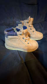 Nautica Youth Casual Boot Tan Pre-Owned! Good Condition. US Size 12 - Image 2