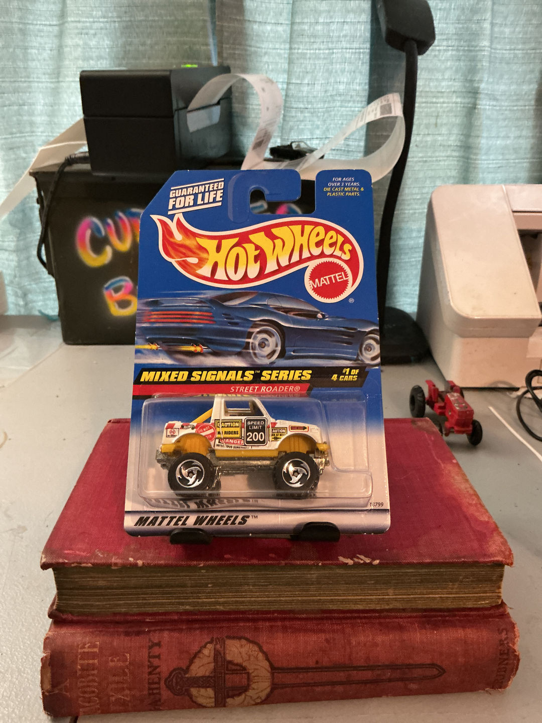 Hot Wheels Mixed Signals Series Street Roader #1/4