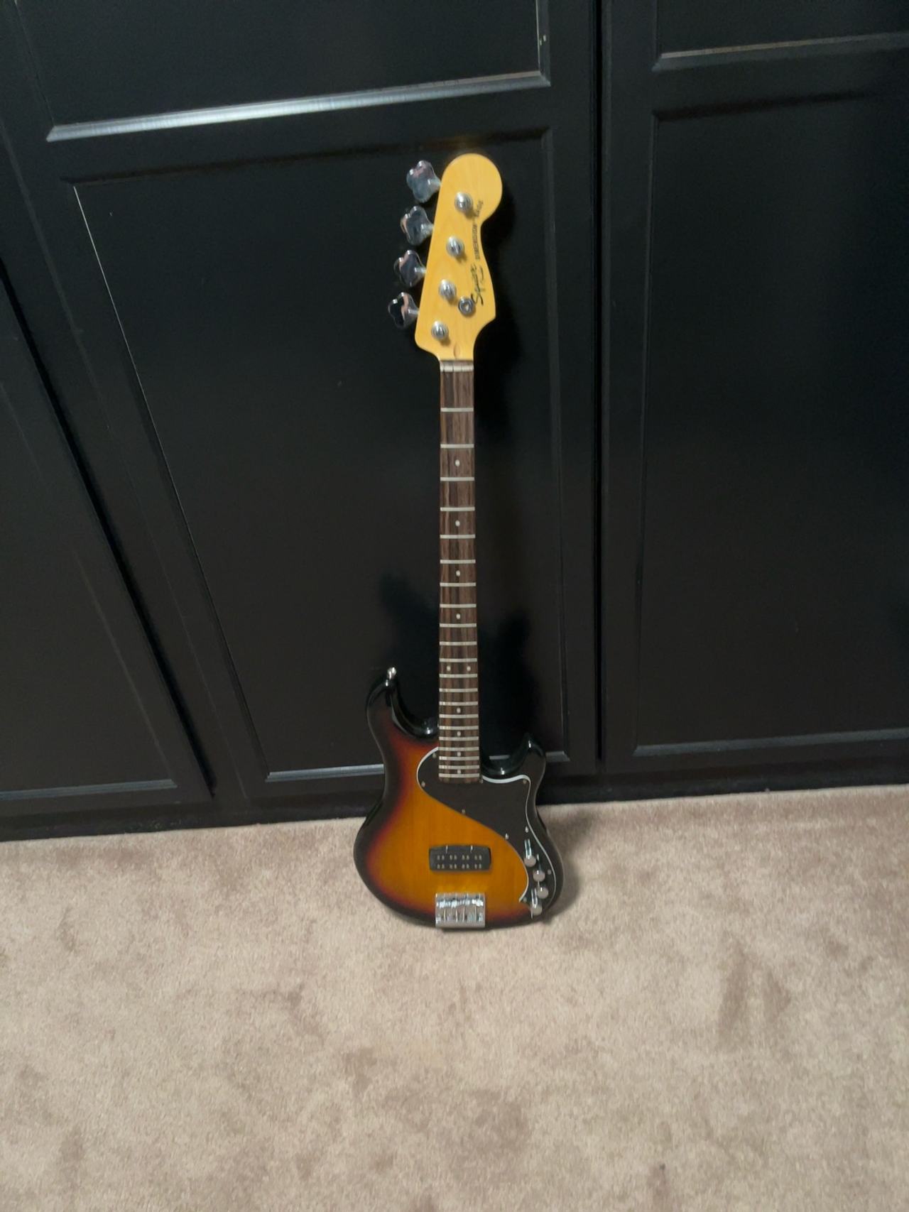 Fender Squier Deluxe Dimension Bass IV Sunburst