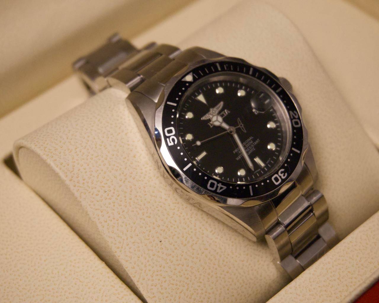 Invicta Pro Diver Quartz 8932 – Black Dial, 200 m, Steel Bracelet