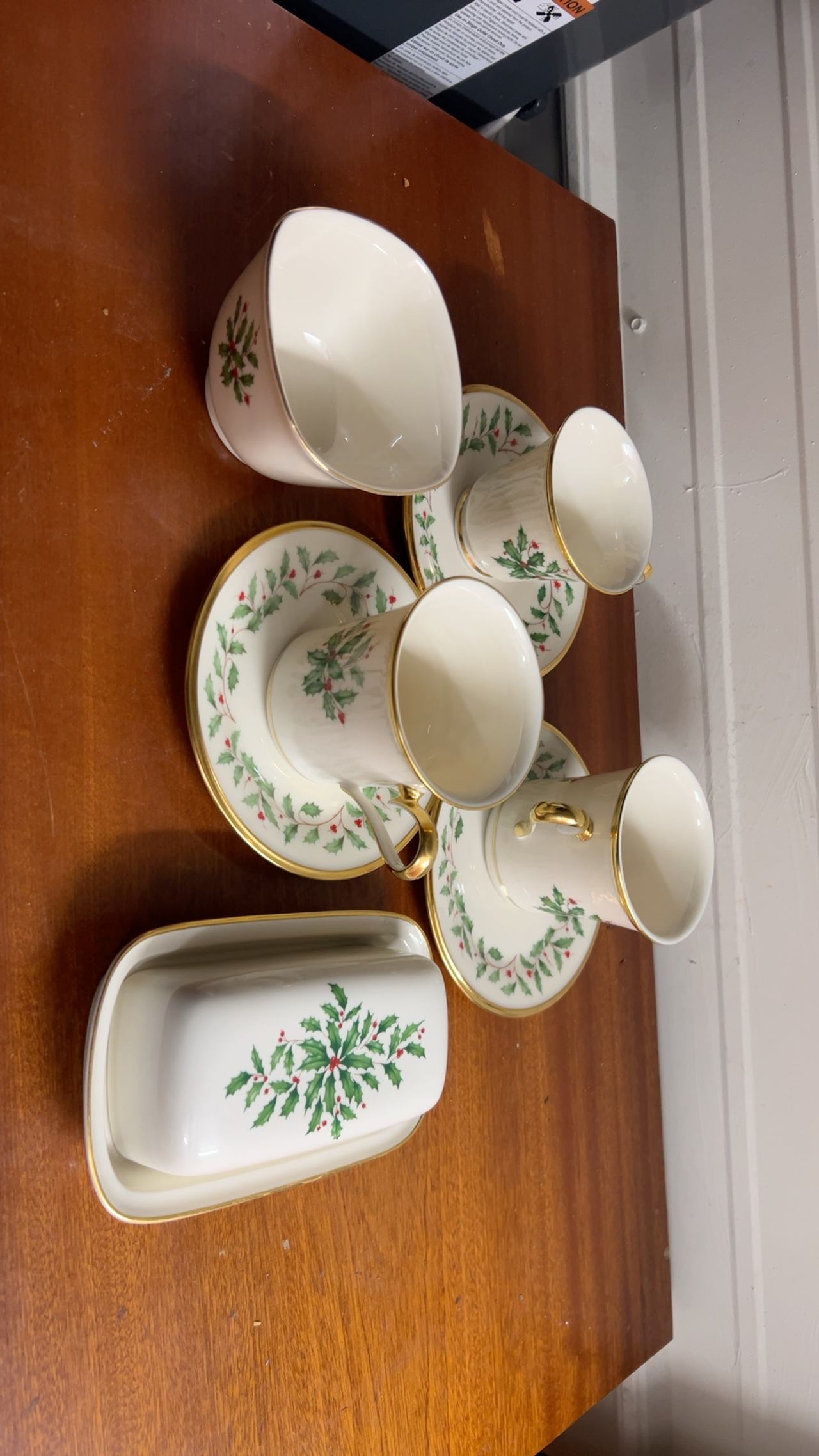 Lenox Holiday 8 Piece Plate & Mug Dinnerware Set