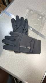 Winter Gloves with Zipper Pocket - Image 3