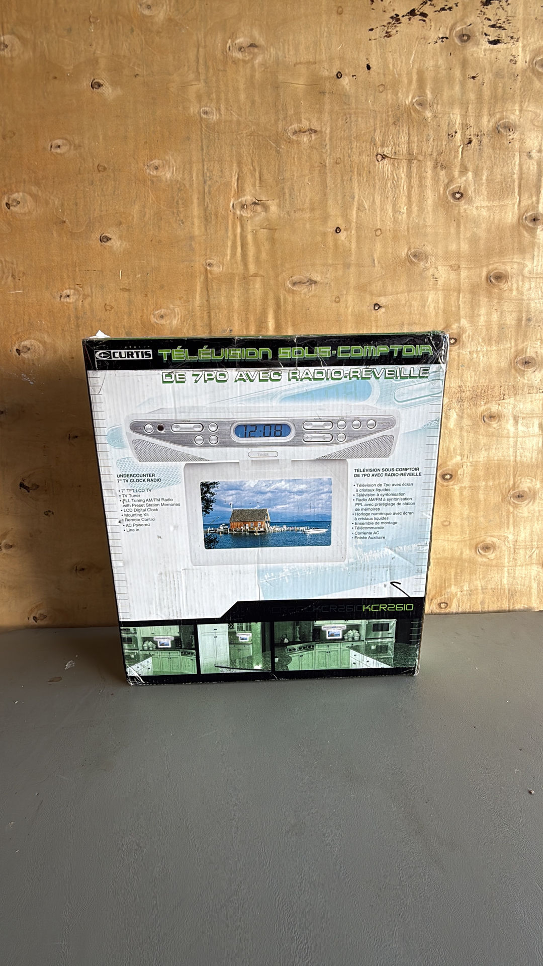 Curtis KCR260 7" Under-Counter TV Clock Radio