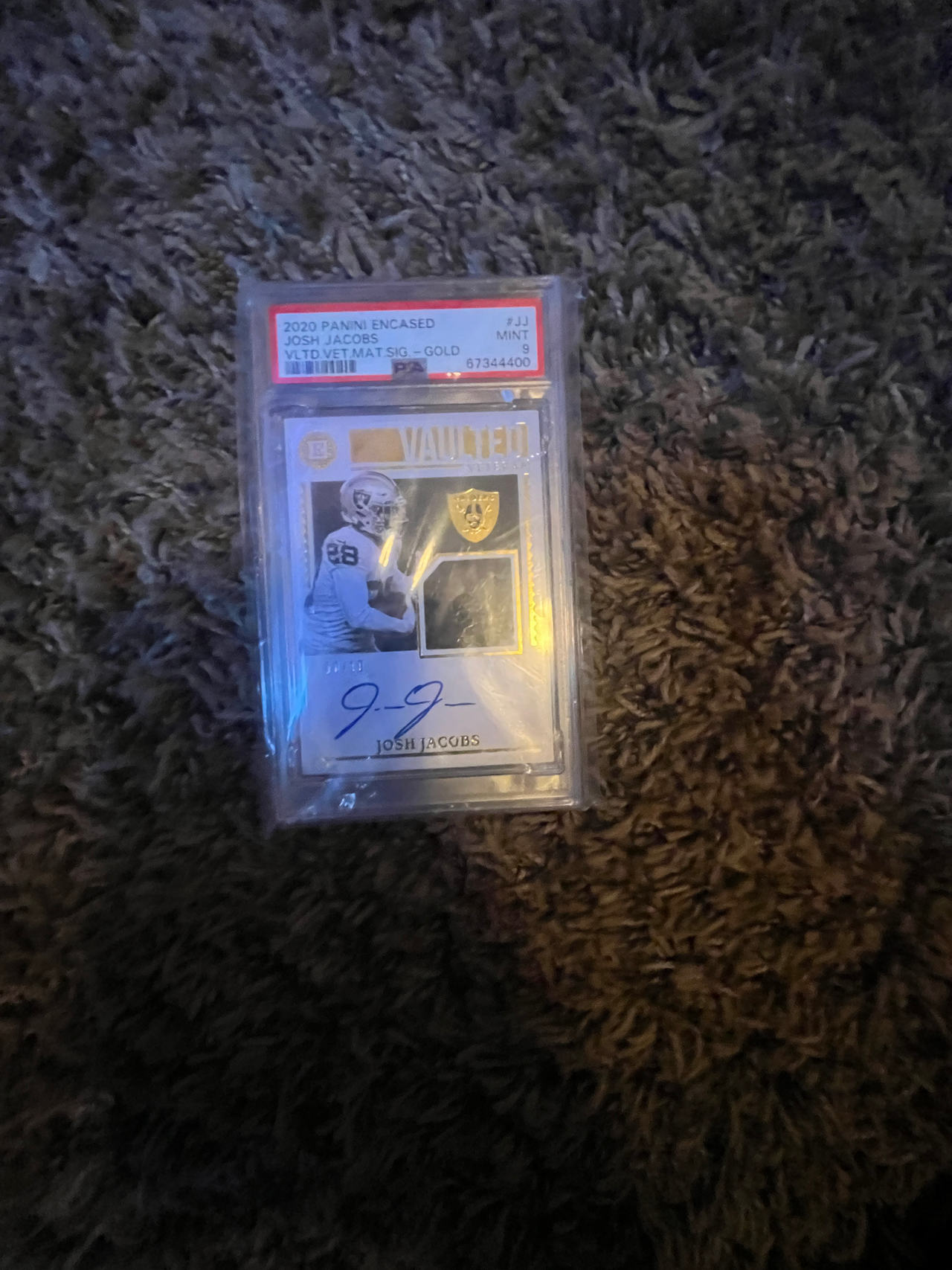 2020 Panini Encased Josh Jacobs Vaulted Veteran Material Signature Gold