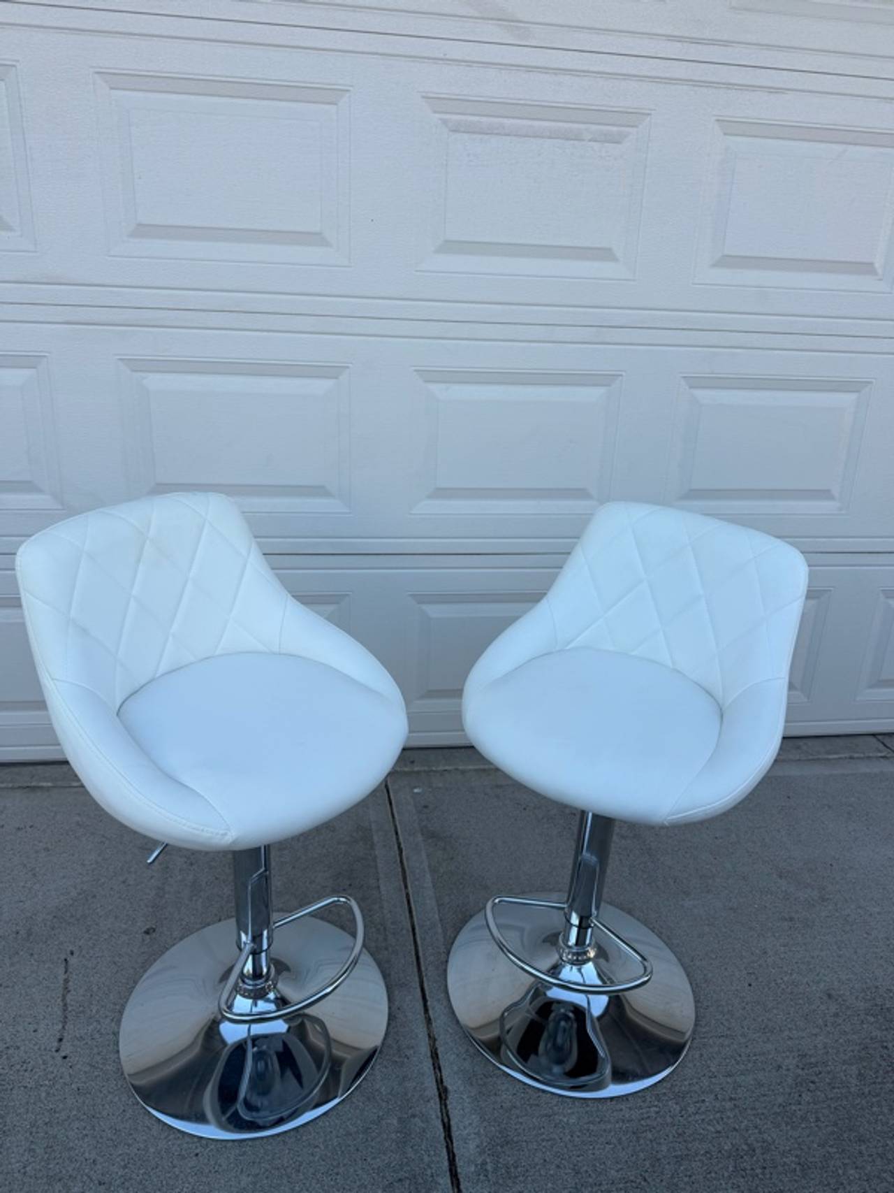 Elama Modern White Faux Leather Bar Stool with Chrome Base