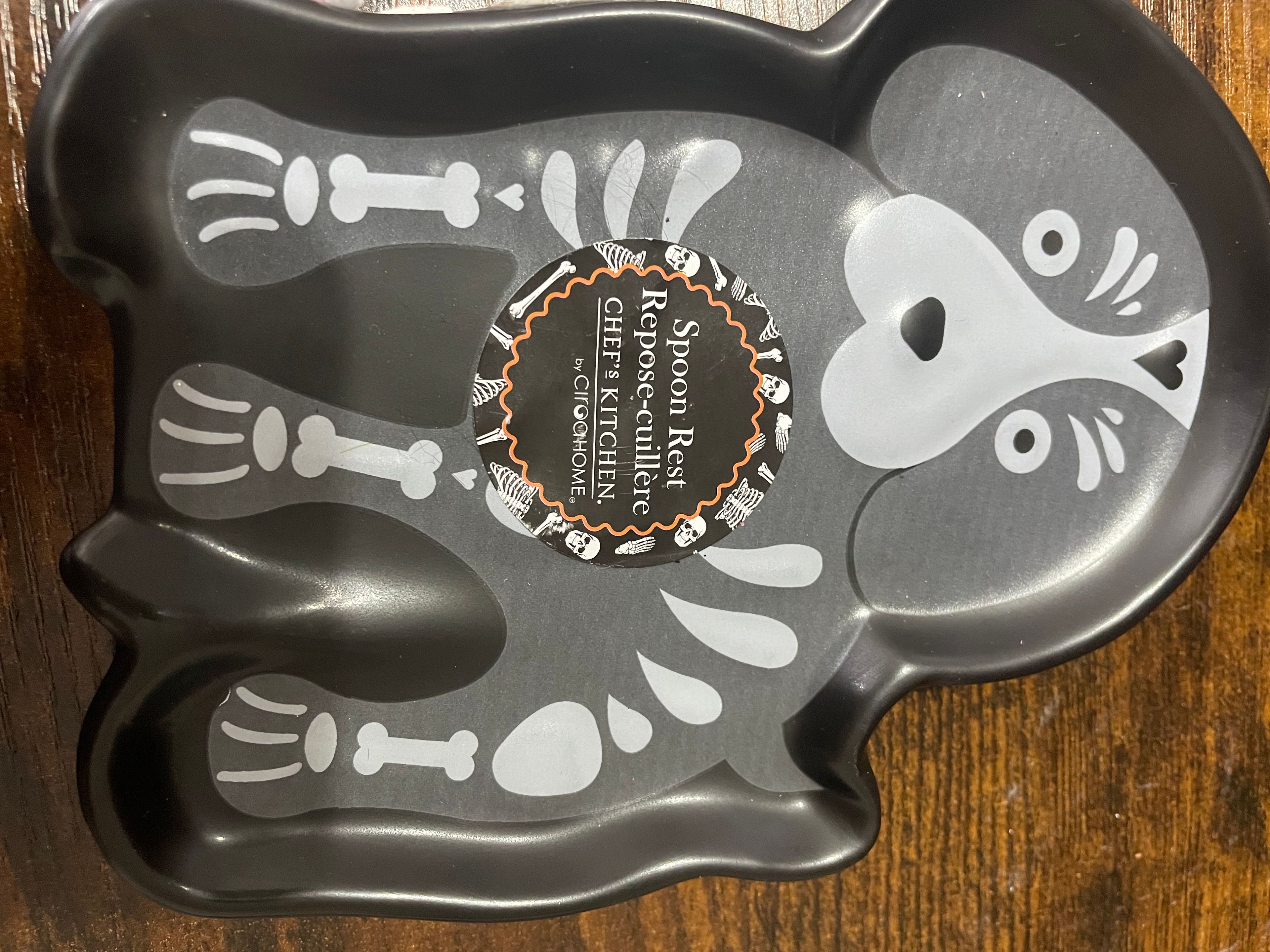 Wilton Full Body Skeleton Cake Pan 12x7 - Image 3